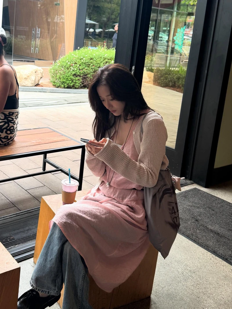 센스 있는 이나은의 여행룩 정보💗
여행룩은 예쁘면서도 편한 옷을 찾아야 하기 때문에 은근히 고르기 어려운 룩 중 하나인데요. 이나은은 따라 입기 좋은 다양한 여행 코디를 선보였습니다.
편안하면서도 스타일은 놓치지 않은 그녀의 아이템들을 지금 바로 소개해 드릴게요.
1. 포지프레클즈, 소빈 x 포프 브리즈 드레스, 블러쉬 핑크, 16만 6천 원
2. 에이치앤엠, 스모크 톱, 약 2만 7천 원
3. 슈프림 x 굿이너프 디바이스 티셔츠, 라이트 핑크, 8만 8천 원 이미지3