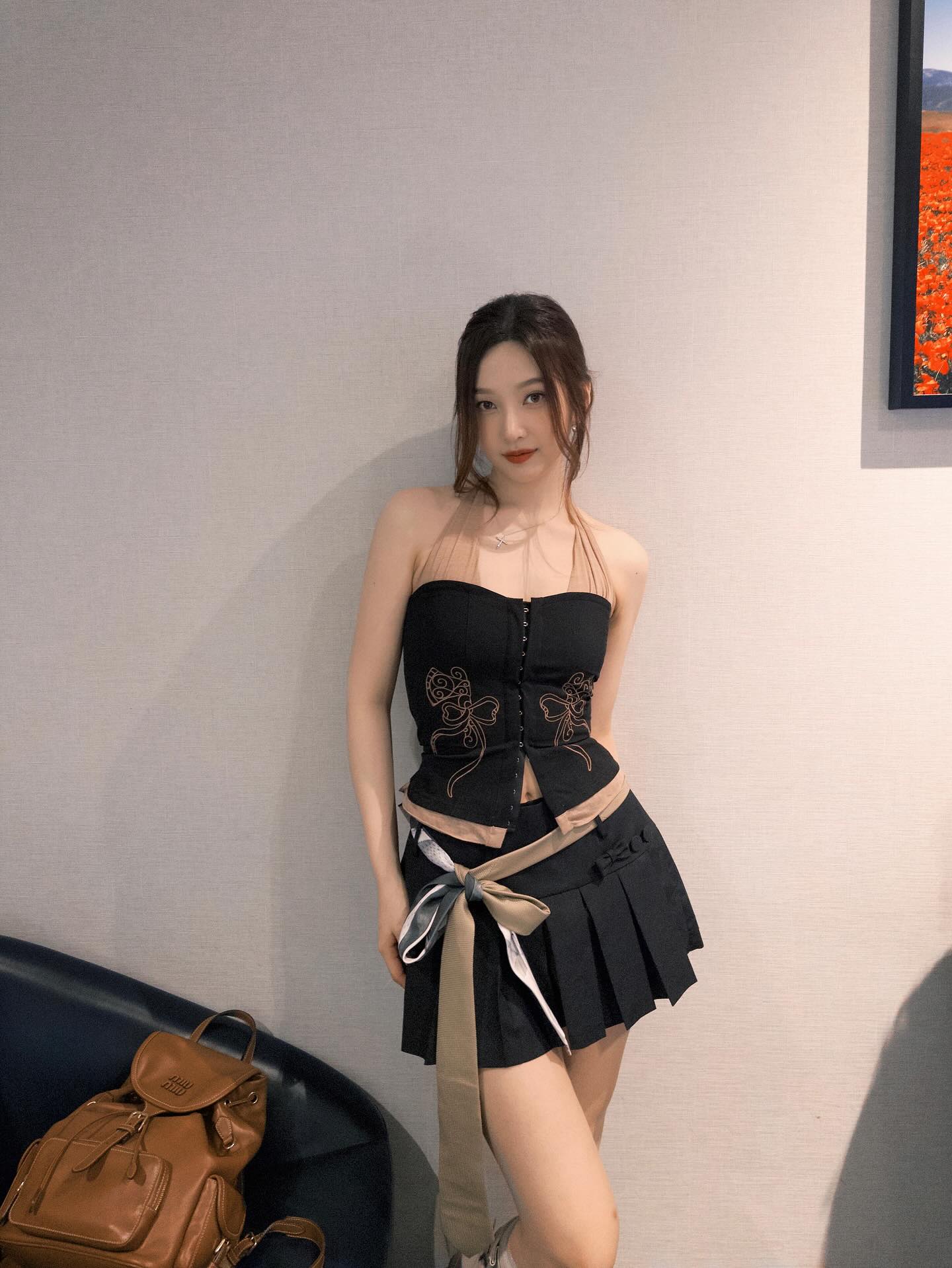 조이 룩 완벽 재현하기🎀
지금 입고 싶은 블랙 포인트 코디, 조이처럼 입어볼까?

자수 디테일이 돋보이는 홀터넥 톱과 플리츠 포인트의 블랙 스커트, 가죽 백팩으로 마무리한 조이의 스타일! 보고만 있어도 따라 입고 싶어지는 이 착장, 지금 바로 소개해드릴게요.

1. 스컬프터 팜 크로셋 홀터 탑
2. 디어마이페어리 돌리 보우 플리트 스커트
3. 미우미우 가죽 백팩 이미지