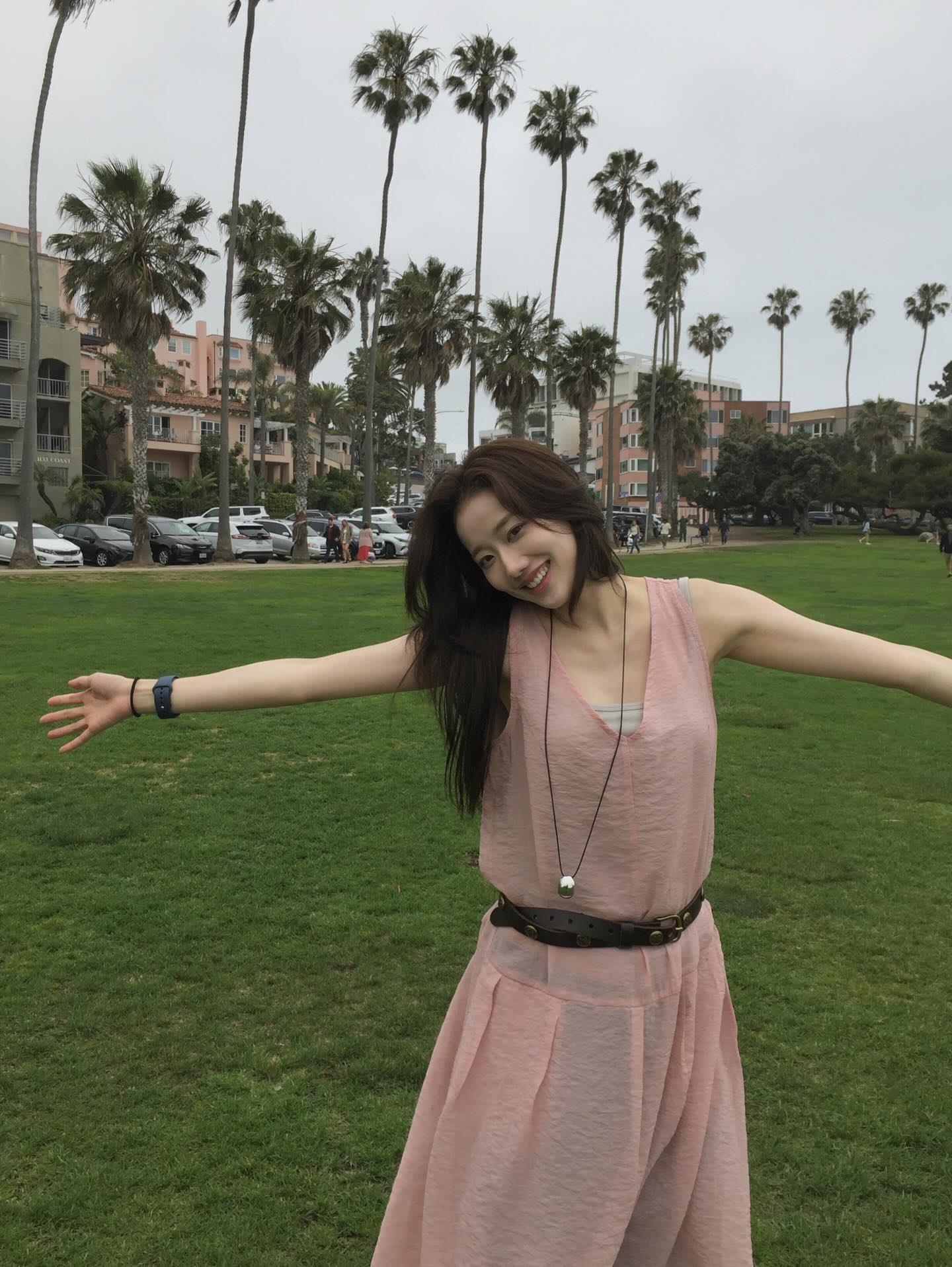 센스 있는 이나은의 여행룩 정보💗  여행룩은 예쁘면서도 편한 옷을 찾아야 하기 때문에 은근히 고르기 어려운 룩 중 하나인데요. 이나은은 따라 입기 좋은 다양한 여행 코디를 선보였습니다.  편안하면서도 스타일은 놓치지 않은 그녀의 아이템들을 지금 바로 소개해 드릴게요.  1. 포지프레클즈, 소빈 x 포프 브리즈 드레스, 블러쉬 핑크, 16만 6천 원 2. 에이치앤엠, 스모크 톱, 약 2만 7천 원 3. 슈프림 x 굿이너프 디바이스 티셔츠, 라이트 핑크, 8만 8천 원 이미지