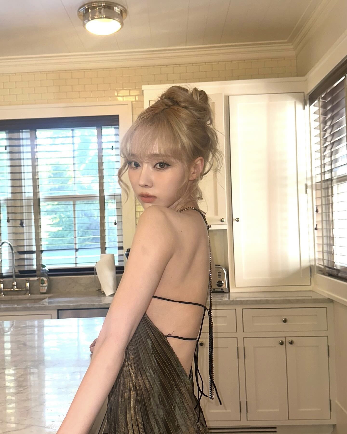 나에게 꼭 맞는 치크 포인트🍑 내 얼굴에 어울리는 치크 위치 지금 바로 확인해보세요!  1. 중안부(인중)가 긴 얼굴형 – 윈터 중안부가 긴 얼굴에는 콧잔등 치크가 어울려, 시선을 끊어줘 얼굴이 길어 보이는 인상을 완화할 수 있습니다.  2. 둥근 코 + 토끼상 이미지 – 수지 둥근 코와 토끼상 이미지를 가진 얼굴에는 코끝 치크가 어울려, 볼 중앙에서 코끝까지 자연스럽게 이어지며 생기 있고 맑은 인상을 줍니다.  3. 앞광대가 도드라진 얼굴형 – 나연 앞광대가 도드라진 얼굴에는 중앙볼 치크가 어울려, 볼륨감을 살리며 러블리한 분위기를 연출할 수 있습니다.  4. 동그란 얼굴형 – 원희 둥근 얼굴형에는 눈 밑에서 사선으로 퍼지는 삼각형 치크가 어울려, 여백을 채우고 몽환적인 무드를 더해줍니다. 이미지