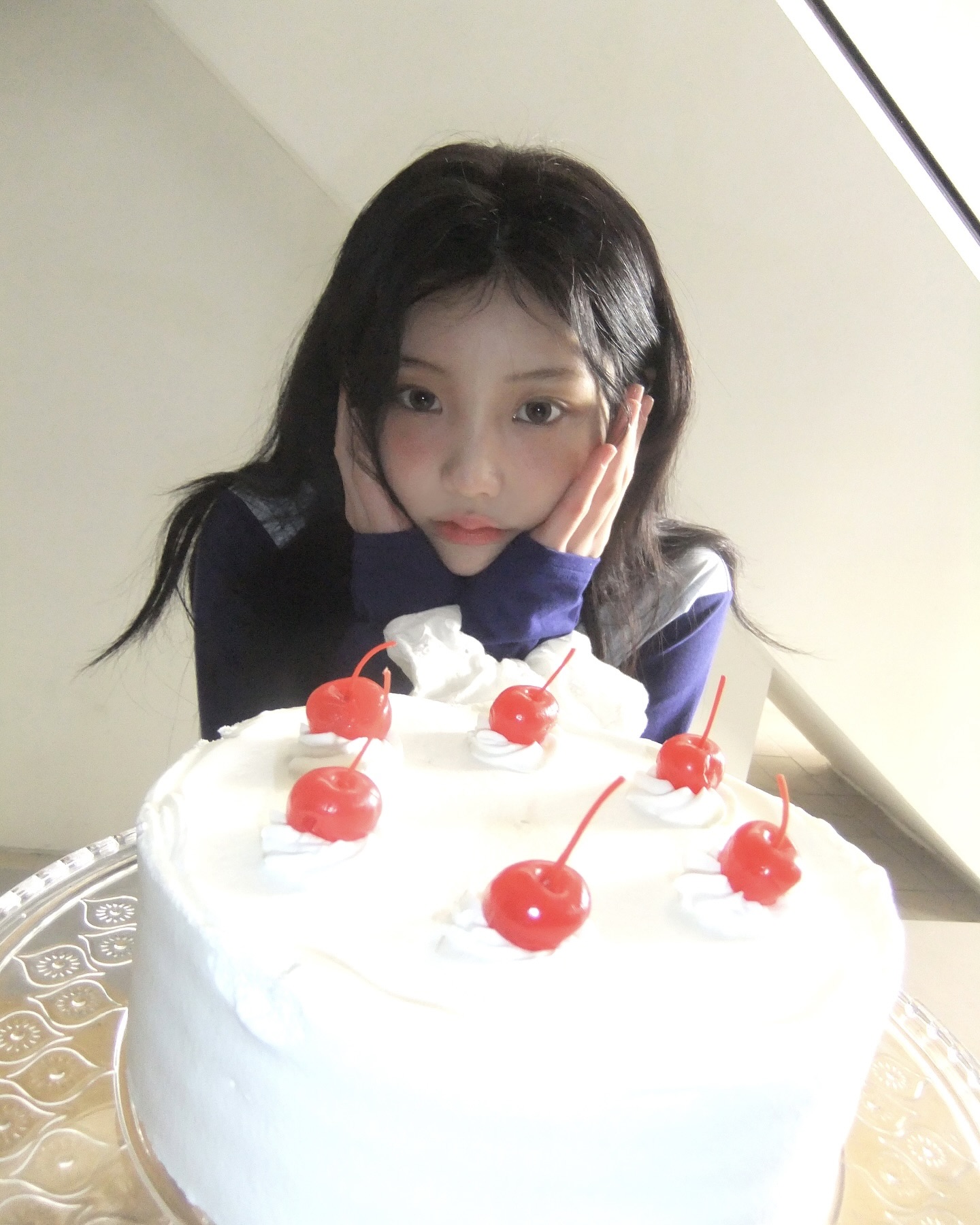 나에게 꼭 맞는 치크 포인트🍑
내 얼굴에 어울리는 치크 위치 지금 바로 확인해보세요!

1. 중안부(인중)가 긴 얼굴형 – 윈터
중안부가 긴 얼굴에는 콧잔등 치크가 어울려, 시선을 끊어줘 얼굴이 길어 보이는 인상을 완화할 수 있습니다.

2. 둥근 코 + 토끼상 이미지 – 수지
둥근 코와 토끼상 이미지를 가진 얼굴에는 코끝 치크가 어울려, 볼 중앙에서 코끝까지 자연스럽게 이어지며 생기 있고 맑은 인상을 줍니다.

3. 앞광대가 도드라진 얼굴형 – 나연
앞광대가 도드라진 얼굴에는 중앙볼 치크가 어울려, 볼륨감을 살리며 러블리한 분위기를 연출할 수 있습니다.

4. 동그란 얼굴형 – 원희
둥근 얼굴형에는 눈 밑에서 사선으로 퍼지는 삼각형 치크가 어울려, 여백을 채우고 몽환적인 무드를 더해줍니다. 이미지