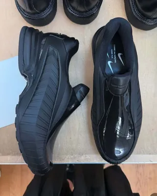 운동화인가, 구두인가⁉️
CDG × 나이키, 전설의 2002년 실루엣 부활
2002년 처음 등장한 드레스화-영감 스니커 ‘에어 맥스 돌체’가 꼼 데 가르송 오므 플뤼스와 나이키의 협업으로 2026년 다시 모습을 드러냅니다. 공개된 이번 모델은 슬립온 스타일의 포멀한 실루엣에 에어 맥스 특유의 스포티한 쿠셔닝을 결합해, 로퍼와 운동화의 경계를 허무는 하이브리드 디자인으로 재해석됐습니다.
정식 출시는 2026년 상반기 예정이며, 한정된 일부 리테일 매장에서 만나볼 수 있을 것으로 보입니다. 이미지