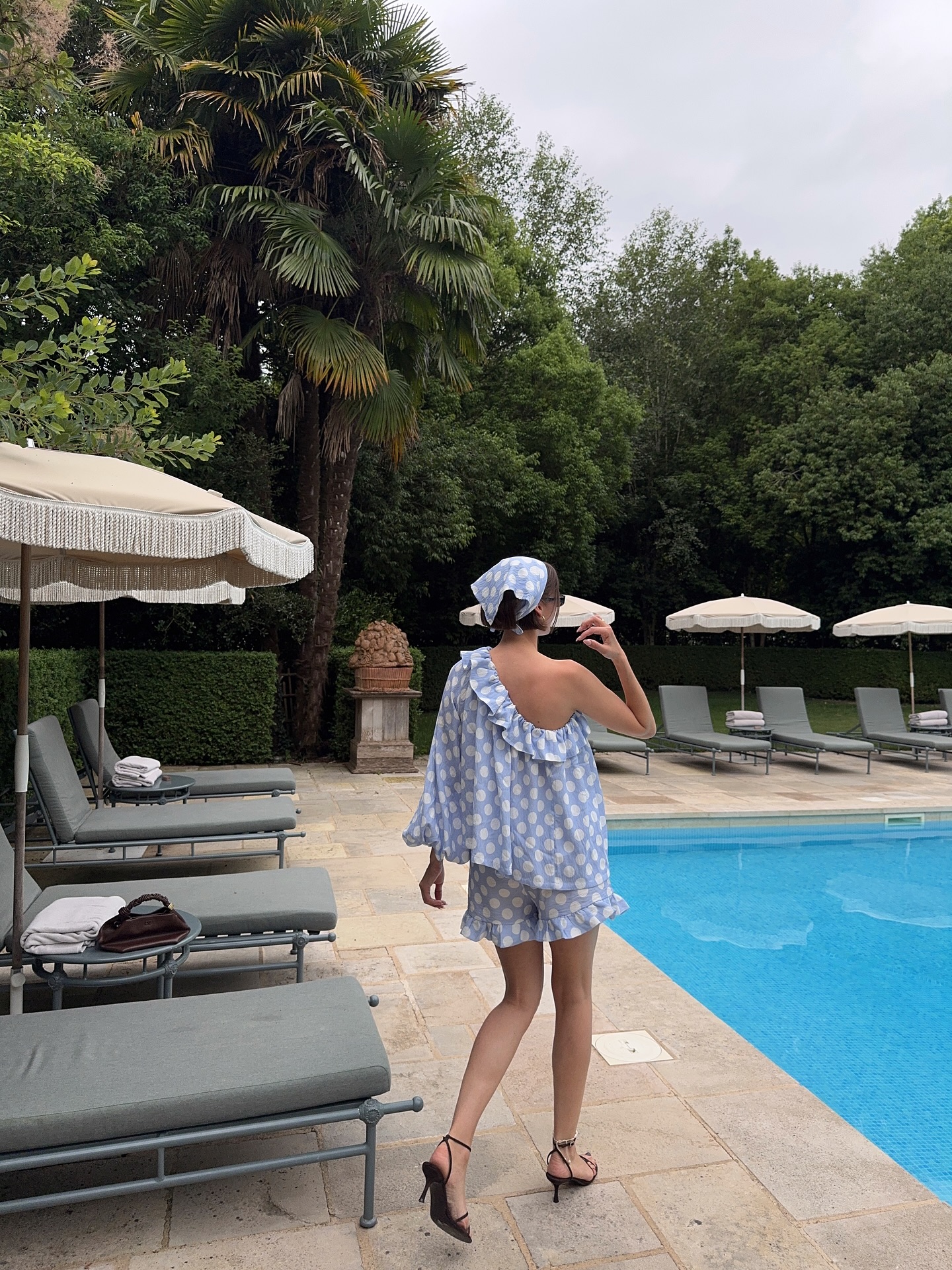 가장 센스 있는 스카프 스타일링☀️
우아하거나 귀엽거나 스카프 하나면 분위기 전환 완료🧣

햇빛도 무드도, 스카프 하나로 실용성과 스타일을 모두 잡을 수 있습니다. 

여름철에는 자외선 차단은 물론, 스타일링도 중요합니다. 레이스 스카프는 머리 전체를 감싸며 은은한 여성미를 더해줍니다. 크로셰나 자수 레이스 소재는 햇빛을 가리는 동시에, 얼굴선을 부드럽게 보정하는 효과가 있어 우아한 느낌을 더해줍니다.

반면, 도트 패턴 스카프는 발랄하고 경쾌한 분위기를 연출합니다. 귀에 걸치듯 연출해 쉽게 스타일링 할 수 있으며, 선글라스나 볼드한 액세서리와 매치하면 복고풍 무드도 살아납니다.

헤어스카프 스타일은 평소 출근룩이나 일상에서는 다소 도전적일 수 있습니다. 하지만 여행지, 브런치, 주말 나들이에는 완벽한 무드 전환 아이템입니다.

 이미지9