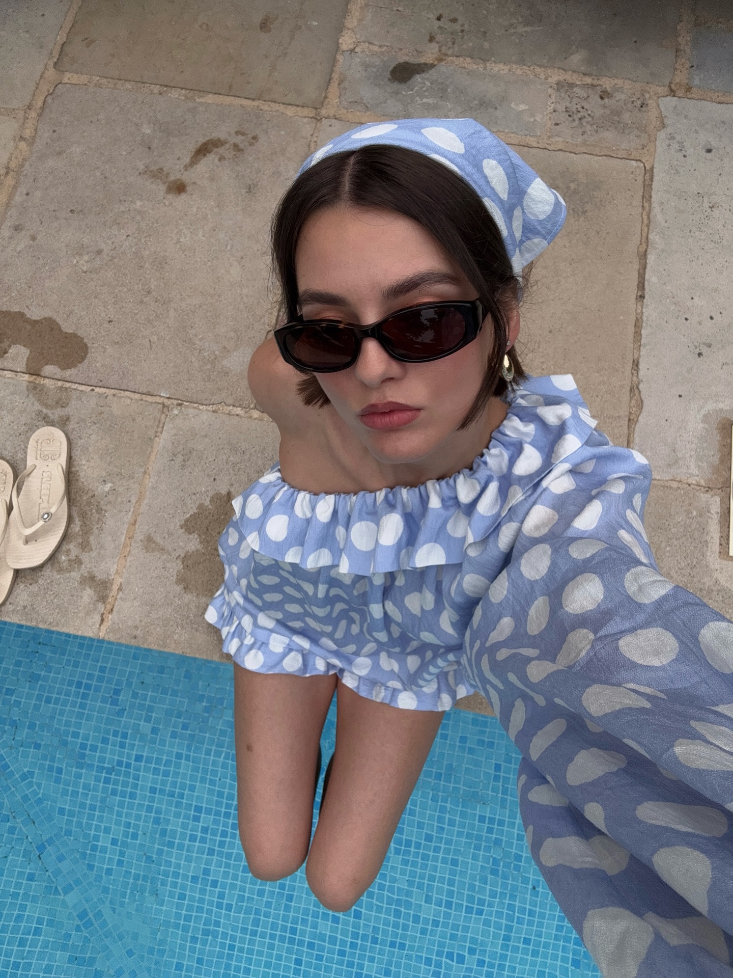 가장 센스 있는 스카프 스타일링☀️
우아하거나 귀엽거나 스카프 하나면 분위기 전환 완료🧣

햇빛도 무드도, 스카프 하나로 실용성과 스타일을 모두 잡을 수 있습니다. 

여름철에는 자외선 차단은 물론, 스타일링도 중요합니다. 레이스 스카프는 머리 전체를 감싸며 은은한 여성미를 더해줍니다. 크로셰나 자수 레이스 소재는 햇빛을 가리는 동시에, 얼굴선을 부드럽게 보정하는 효과가 있어 우아한 느낌을 더해줍니다.

반면, 도트 패턴 스카프는 발랄하고 경쾌한 분위기를 연출합니다. 귀에 걸치듯 연출해 쉽게 스타일링 할 수 있으며, 선글라스나 볼드한 액세서리와 매치하면 복고풍 무드도 살아납니다.

헤어스카프 스타일은 평소 출근룩이나 일상에서는 다소 도전적일 수 있습니다. 하지만 여행지, 브런치, 주말 나들이에는 완벽한 무드 전환 아이템입니다.

 이미지8