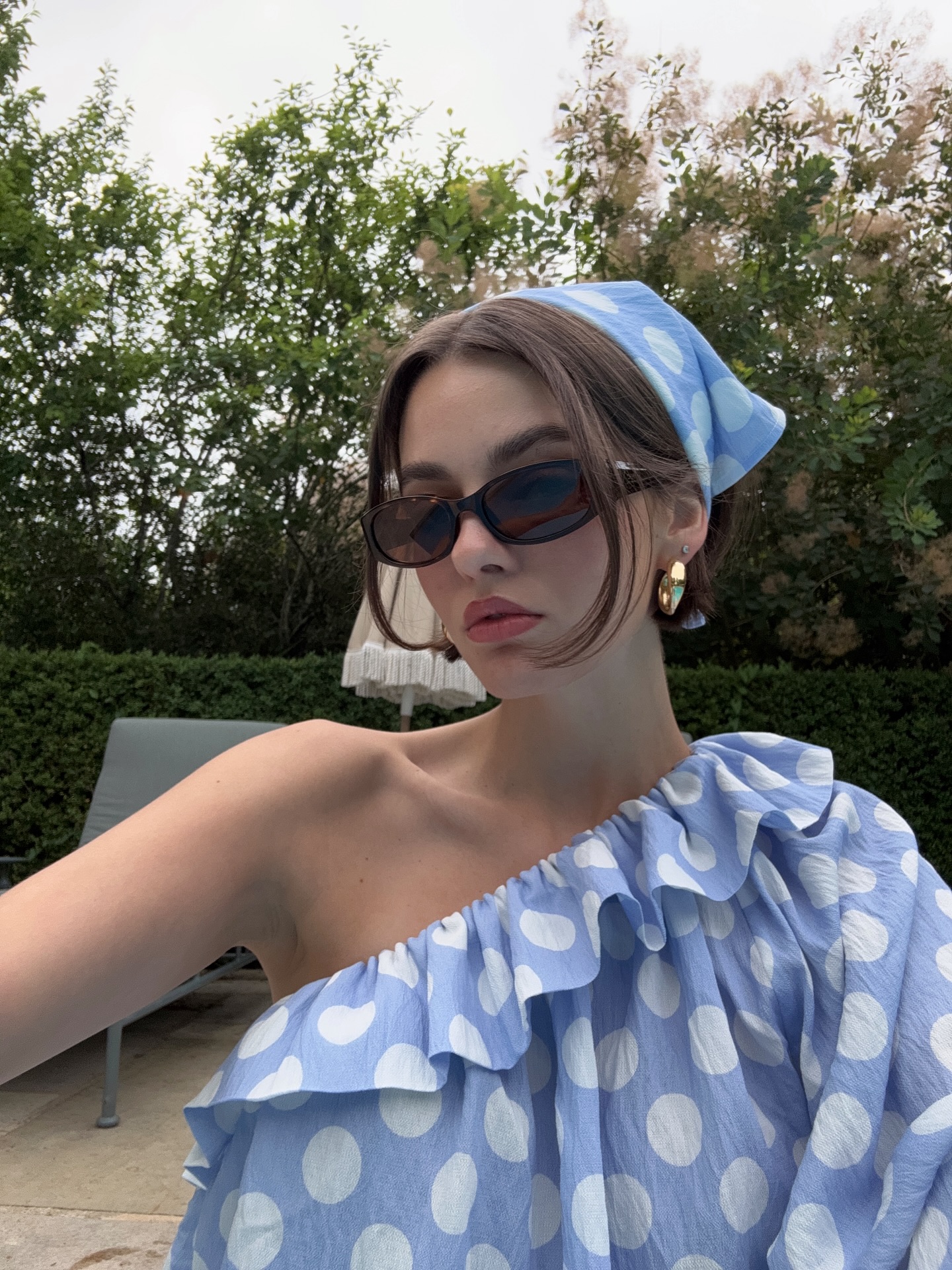 가장 센스 있는 스카프 스타일링☀️
우아하거나 귀엽거나 스카프 하나면 분위기 전환 완료🧣

햇빛도 무드도, 스카프 하나로 실용성과 스타일을 모두 잡을 수 있습니다. 

여름철에는 자외선 차단은 물론, 스타일링도 중요합니다. 레이스 스카프는 머리 전체를 감싸며 은은한 여성미를 더해줍니다. 크로셰나 자수 레이스 소재는 햇빛을 가리는 동시에, 얼굴선을 부드럽게 보정하는 효과가 있어 우아한 느낌을 더해줍니다.

반면, 도트 패턴 스카프는 발랄하고 경쾌한 분위기를 연출합니다. 귀에 걸치듯 연출해 쉽게 스타일링 할 수 있으며, 선글라스나 볼드한 액세서리와 매치하면 복고풍 무드도 살아납니다.

헤어스카프 스타일은 평소 출근룩이나 일상에서는 다소 도전적일 수 있습니다. 하지만 여행지, 브런치, 주말 나들이에는 완벽한 무드 전환 아이템입니다.

 이미지6