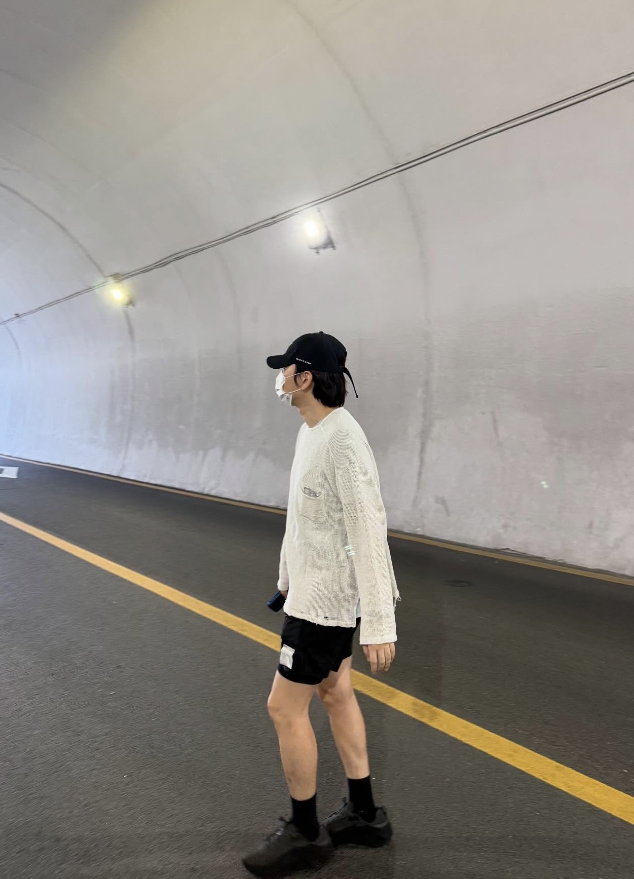 색다른 나이키 스니커즈를 원한다면 여름에 신기 좋은 셀럽들의 나이키 스니커즈 모음 3가지 👟✅  1. 나이키 × 혜인서 아바 로버 세쿼이아 블랙 세쿼이아 블랙 색상이 절제된 분위기를 연출하는 스니커즈입니다. 세련된 디자인과 나이키 리액트 X 폼이 제공하는 편안함으로, 스타일과 기능 두 마리 토끼를 모두 잡을 수 있습니다.  2. 나이키 샥스 라이드 2 메탈릭 플래티넘 뒤꿈치의 샥스 기둥과 실버 컬러의 조화가 돋보이는 모델입니다. 빈티지한 디테일과 반투명 아웃솔을 통해 기존 나이키 신발에서 찾아보기 힘든, 색다른 매력을 제공합니다.        3. 조던 1 × 트래비스 스콧 레트로 로우 OP SP 카나리 역 스우시 로고와 옐로우, 블루 조합이 기존 조던 1 로우보다 유니크한 매력을 선사합니다. 색상에 맞춰 룩을 매치하면, 개성 넘치는 스타일을 연출할 수 있습니다. 이미지