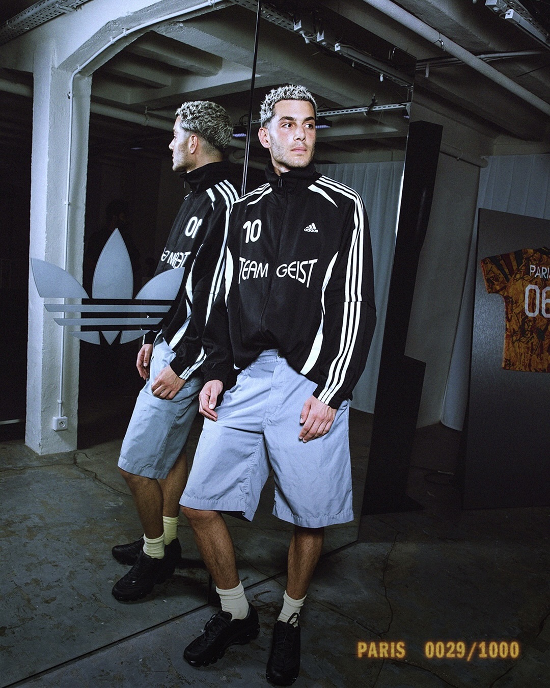 아디다스의 전설적인 축구화
2025년 파리 패션위크에서 새로운 모습으로 돌아오다⚽️🔥

아디다스는 2004년 등장한 전설적인 축구화인 F50을 패션 아이템으로 재탄생시켰습니다. 과거 아카이브를 현대적으로 재해석한 해당 모델은, 기존 F50에서 사용된 거미줄 모양의 어퍼 디테일을 볼 수 있습니다.

경기장과 일상 사이의 경계를 허문 이번 스니커즈는 ‘F50 메가라이드’라는 이름으로 공개됐으며, 출시일은 아직 발표되지 않았습니다. 이미지3