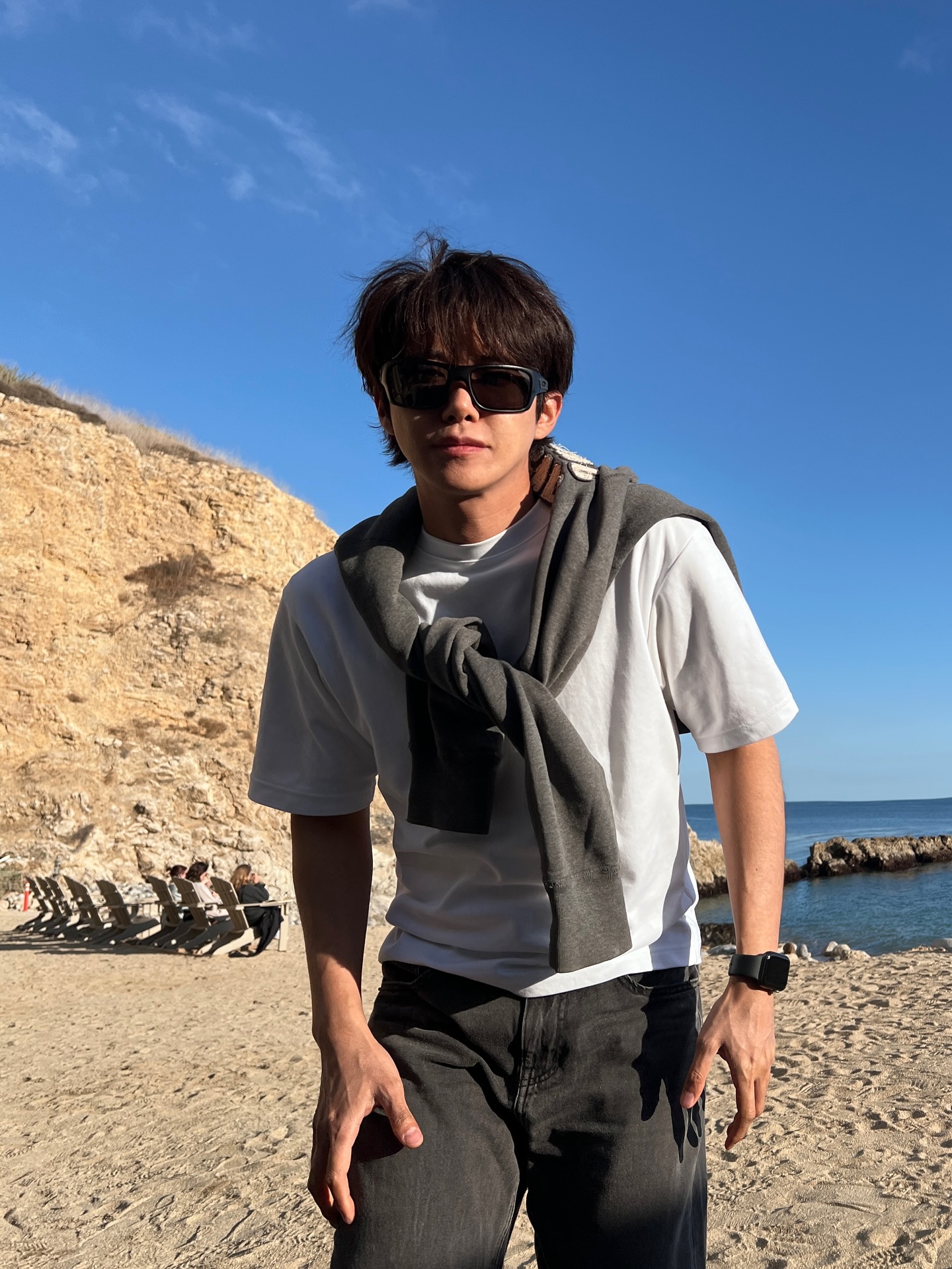 여름철 코디에는 선글라스가 필수
셀럽들의 각기 다른 무드를 가진 선글라스 정보 3가지 😎
여름 코디에 포인트를 더해줄 셀럽들의 선글라스 3종을 소개합니다.
1. 젠틀 몬스터 르로이 01
직선적인 느낌의 프레임와 퍼플 틴트 렌즈가 스트릿한 무드를 자아냅니다. 화이트 롱슬리브와 함께 매치하여 심플한 착장에 개성을 더해줬습니다.
2. 오클리 퓨얼셀
스포티한 랩어라운드 디자인으로 얼굴선을 감싸는 실루엣이 특징입니다. 캐주얼한 착장에 오클리 특유의 강렬한 이미지를 더해 활동적인 분위기를 연출합니다.
3. 프로젝트 프로덕트 RS3 C2
둥근 사각 형태의 레트로풍 프레임으로, 브라운 컬러가 부드러운 인상을 줍니다. 옐로우 색상의 렌즈가 주는 빈티지함은 톤온톤 스타일에 어우러지며, 완성도 높은 스타일링을 보여줍니다. 이미지4