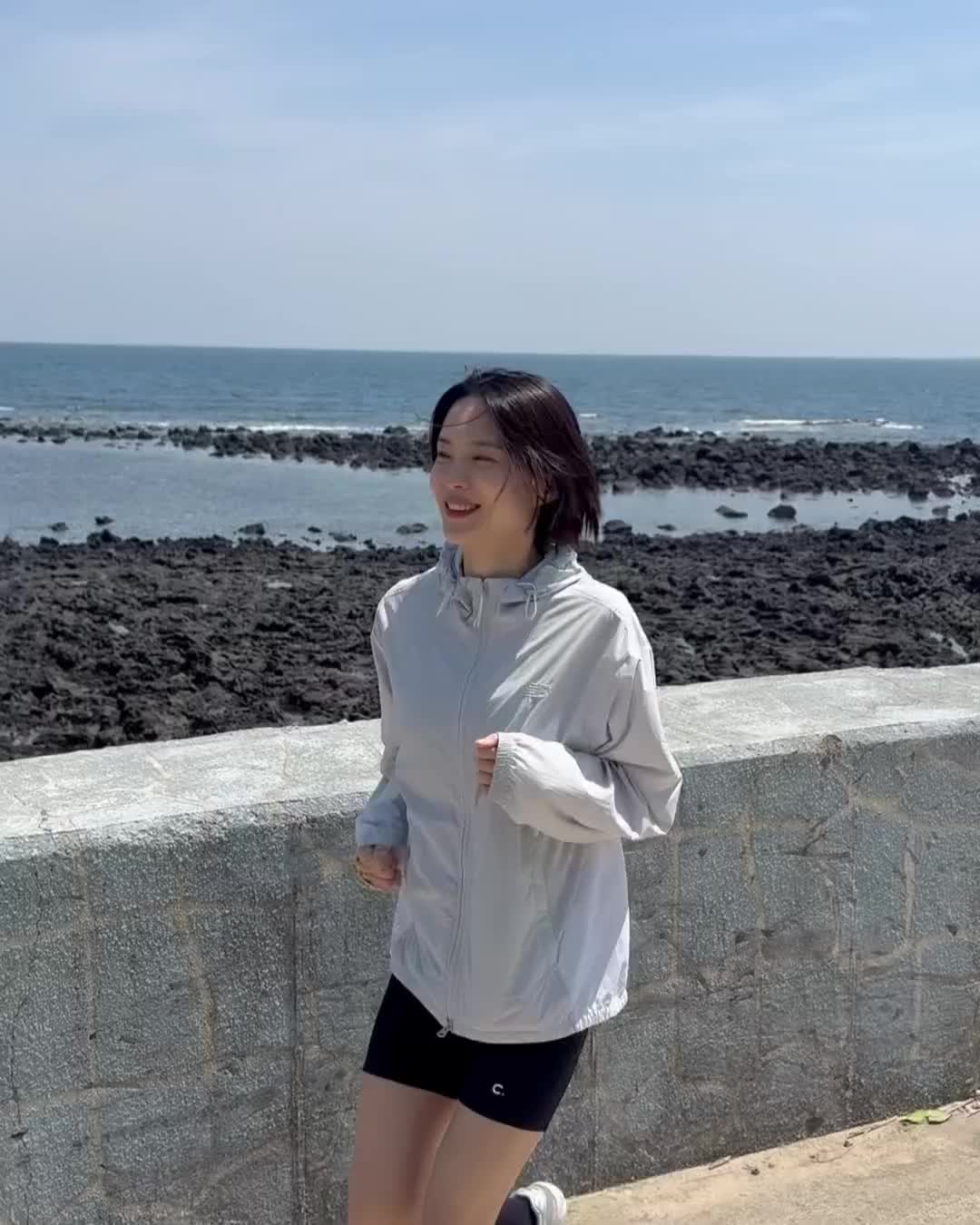 무너지지 않는 머릿결 비결은?💡 윤기부터 새치커버까지, 김수미 픽 6가지템!  헤어도 스타일도 여름엔 산뜻하게, 머릿결부터 준비하세요.  여름 햇빛에도 무너지지 않는 머릿결과 윤기, 지금 김수미가 픽한 헤어템들로 시작해보세요. 정돈된 헤어부터 새치커버, 집중케어까지 모발 상태에 따라 골라 쓰는 6가지 헤어템을 소개합니다.  에센스 & 스타일링 중심 케어 제품 1. 나르카 스트레이트 슬릭 헤어 밀크 2. 센녹 글로시 에브리데이 헤어 오일 솝 3. 모레모 케라틴 이지 새치 커버 마스카라  영양 중심 케어 제품 1. 아로마티카 로즈마리 루트 인핸서 모근 영양 헤어 토닉 2. 헤어플러스 단백질 본드 워터 에센스 페어 앤 프리지아 3. 모레모 프로 리페어 헤어 에센스 이미지