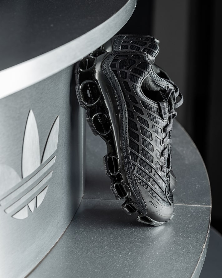 아디다스의 전설적인 축구화
2025년 파리 패션위크에서 새로운 모습으로 돌아오다⚽️🔥

아디다스는 2004년 등장한 전설적인 축구화인 F50을 패션 아이템으로 재탄생시켰습니다. 과거 아카이브를 현대적으로 재해석한 해당 모델은, 기존 F50에서 사용된 거미줄 모양의 어퍼 디테일을 볼 수 있습니다.

경기장과 일상 사이의 경계를 허문 이번 스니커즈는 ‘F50 메가라이드’라는 이름으로 공개됐으며, 출시일은 아직 발표되지 않았습니다. 이미지2