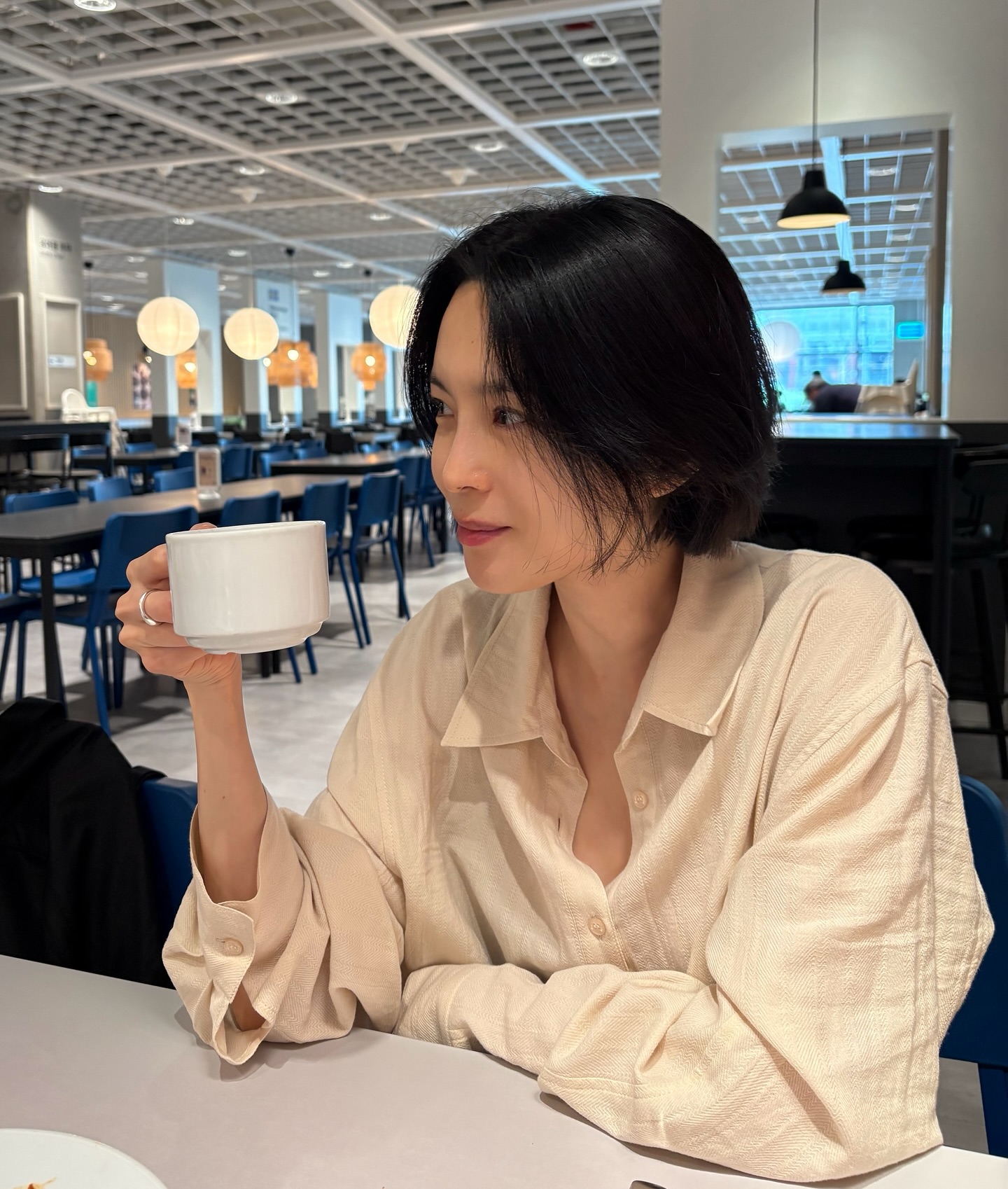 무너지지 않는 머릿결 비결은?💡
윤기부터 새치커버까지, 김수미 픽 6가지템!

헤어도 스타일도 여름엔 산뜻하게, 머릿결부터 준비하세요.

여름 햇빛에도 무너지지 않는 머릿결과 윤기, 지금 김수미가 픽한 헤어템들로 시작해보세요. 정돈된 헤어부터 새치커버, 집중케어까지 모발 상태에 따라 골라 쓰는 6가지 헤어템을 소개합니다.

에센스 & 스타일링 중심 케어 제품
1. 나르카 스트레이트 슬릭 헤어 밀크
2. 센녹 글로시 에브리데이 헤어 오일 솝
3. 모레모 케라틴 이지 새치 커버 마스카라

영양 중심 케어 제품
1. 아로마티카 로즈마리 루트 인핸서 모근 영양 헤어 토닉
2. 헤어플러스 단백질 본드 워터 에센스 페어 앤 프리지아
3. 모레모 프로 리페어 헤어 에센스 이미지6