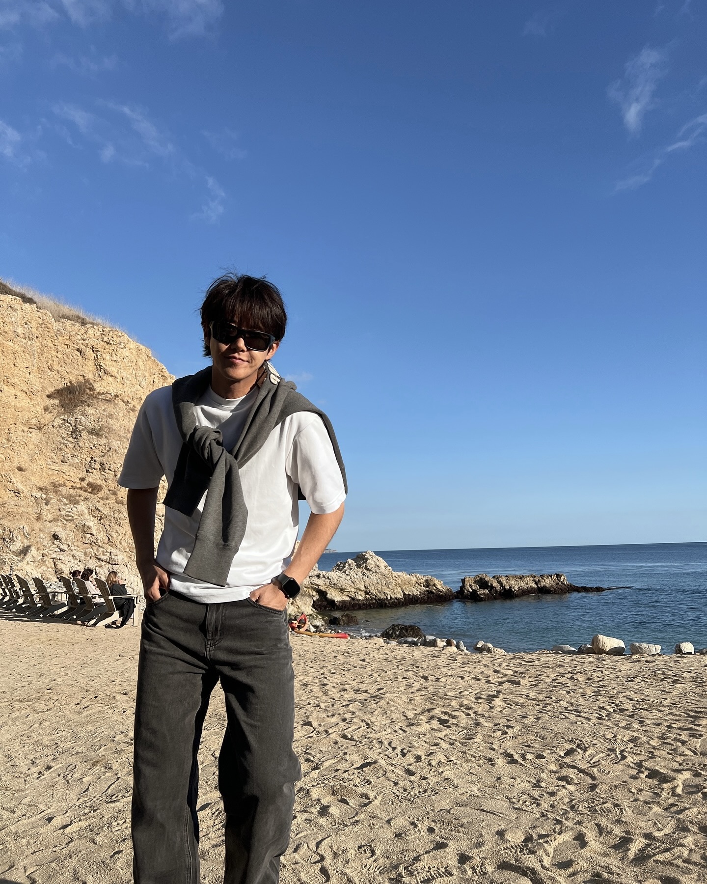 여름철 코디에는 선글라스가 필수
셀럽들의 각기 다른 무드를 가진 선글라스 정보 3가지 😎
여름 코디에 포인트를 더해줄 셀럽들의 선글라스 3종을 소개합니다.
1. 젠틀 몬스터 르로이 01
직선적인 느낌의 프레임와 퍼플 틴트 렌즈가 스트릿한 무드를 자아냅니다. 화이트 롱슬리브와 함께 매치하여 심플한 착장에 개성을 더해줬습니다.
2. 오클리 퓨얼셀
스포티한 랩어라운드 디자인으로 얼굴선을 감싸는 실루엣이 특징입니다. 캐주얼한 착장에 오클리 특유의 강렬한 이미지를 더해 활동적인 분위기를 연출합니다.
3. 프로젝트 프로덕트 RS3 C2
둥근 사각 형태의 레트로풍 프레임으로, 브라운 컬러가 부드러운 인상을 줍니다. 옐로우 색상의 렌즈가 주는 빈티지함은 톤온톤 스타일에 어우러지며, 완성도 높은 스타일링을 보여줍니다. 이미지5