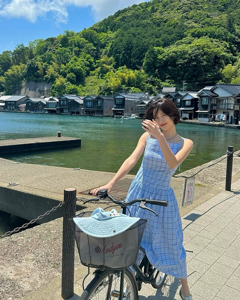 걸치자마자 여름 무드 ON☀️
더운 날, 스타일 살리고 싶다면? 민소매 원피스가 정답이야 이미지1