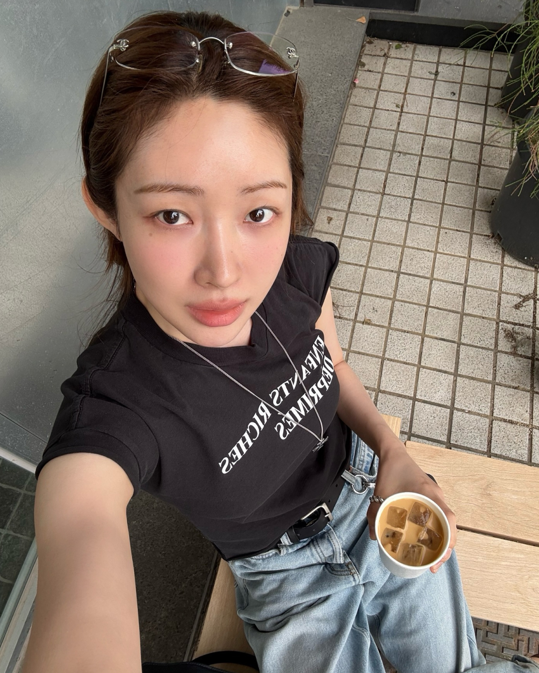 반팔티 고민 중인데🩵💛따라하고픈
요즘 정원언니가 픽한 그래픽티 코디 정보, 3가지 참고👑

차정원이 선택한 그래픽 티셔츠로 여름나기 준비하세요.

1. 레이브 크라운 레이브 그래픽 티셔츠, 5만 원대
빈티지 크라운 아트워크가 돋보이는 화이트 티셔츠는 밝고 감각적인 분위기를 연출합니다. 차정원은 블랙 쇼츠와 러닝화를 매치해 청량한 무드를 완성했고, 아트워크가 룩의 중심을 잡습니다.

2. 앙팡 리쉬 데프리메 클래식 로고 티셔츠, 100만 원대
프렌치 감성이 담긴 블랙 티셔츠는 정제된 로고 그래픽으로 시선을 사로잡습니다. 데님과 실버 네크리스를 더해 세련된 분위기를 연출했고, 모던한 스타일링을 선보였습니다.

3. 레이브 하트 레이버스 그래픽 티셔츠, 5만 원대
하트 그래픽이 강렬한 차콜 컬러 티셔츠는 레귤러 핏으로 데일리하게 착용하기 좋습니다. 하이웨이스트 데님 팬츠에 자연스럽게 넣어 입어 미니멀하면서도 그래픽 포인트가 살아 있는 룩을 완성했습니다. 이미지6