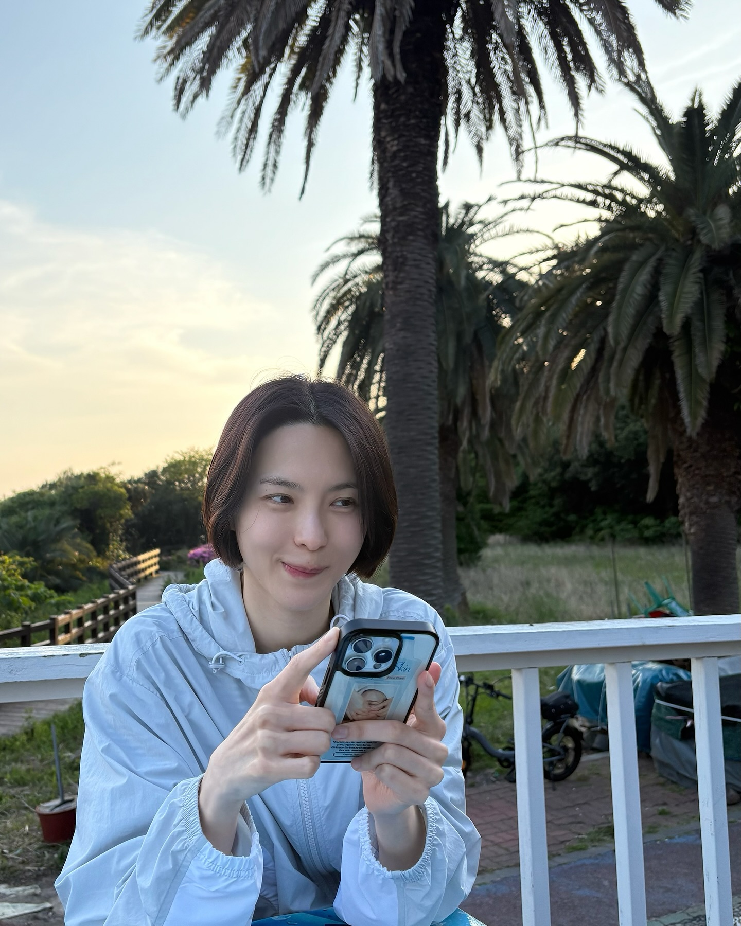 무너지지 않는 머릿결 비결은?💡
윤기부터 새치커버까지, 김수미 픽 6가지템!

헤어도 스타일도 여름엔 산뜻하게, 머릿결부터 준비하세요.

여름 햇빛에도 무너지지 않는 머릿결과 윤기, 지금 김수미가 픽한 헤어템들로 시작해보세요. 정돈된 헤어부터 새치커버, 집중케어까지 모발 상태에 따라 골라 쓰는 6가지 헤어템을 소개합니다.

에센스 & 스타일링 중심 케어 제품
1. 나르카 스트레이트 슬릭 헤어 밀크
2. 센녹 글로시 에브리데이 헤어 오일 솝
3. 모레모 케라틴 이지 새치 커버 마스카라

영양 중심 케어 제품
1. 아로마티카 로즈마리 루트 인핸서 모근 영양 헤어 토닉
2. 헤어플러스 단백질 본드 워터 에센스 페어 앤 프리지아
3. 모레모 프로 리페어 헤어 에센스 이미지2