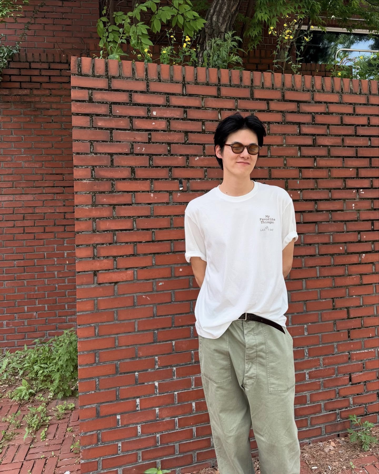 여름철 코디에는 선글라스가 필수
셀럽들의 각기 다른 무드를 가진 선글라스 정보 3가지 😎
여름 코디에 포인트를 더해줄 셀럽들의 선글라스 3종을 소개합니다.
1. 젠틀 몬스터 르로이 01
직선적인 느낌의 프레임와 퍼플 틴트 렌즈가 스트릿한 무드를 자아냅니다. 화이트 롱슬리브와 함께 매치하여 심플한 착장에 개성을 더해줬습니다.
2. 오클리 퓨얼셀
스포티한 랩어라운드 디자인으로 얼굴선을 감싸는 실루엣이 특징입니다. 캐주얼한 착장에 오클리 특유의 강렬한 이미지를 더해 활동적인 분위기를 연출합니다.
3. 프로젝트 프로덕트 RS3 C2
둥근 사각 형태의 레트로풍 프레임으로, 브라운 컬러가 부드러운 인상을 줍니다. 옐로우 색상의 렌즈가 주는 빈티지함은 톤온톤 스타일에 어우러지며, 완성도 높은 스타일링을 보여줍니다. 이미지7