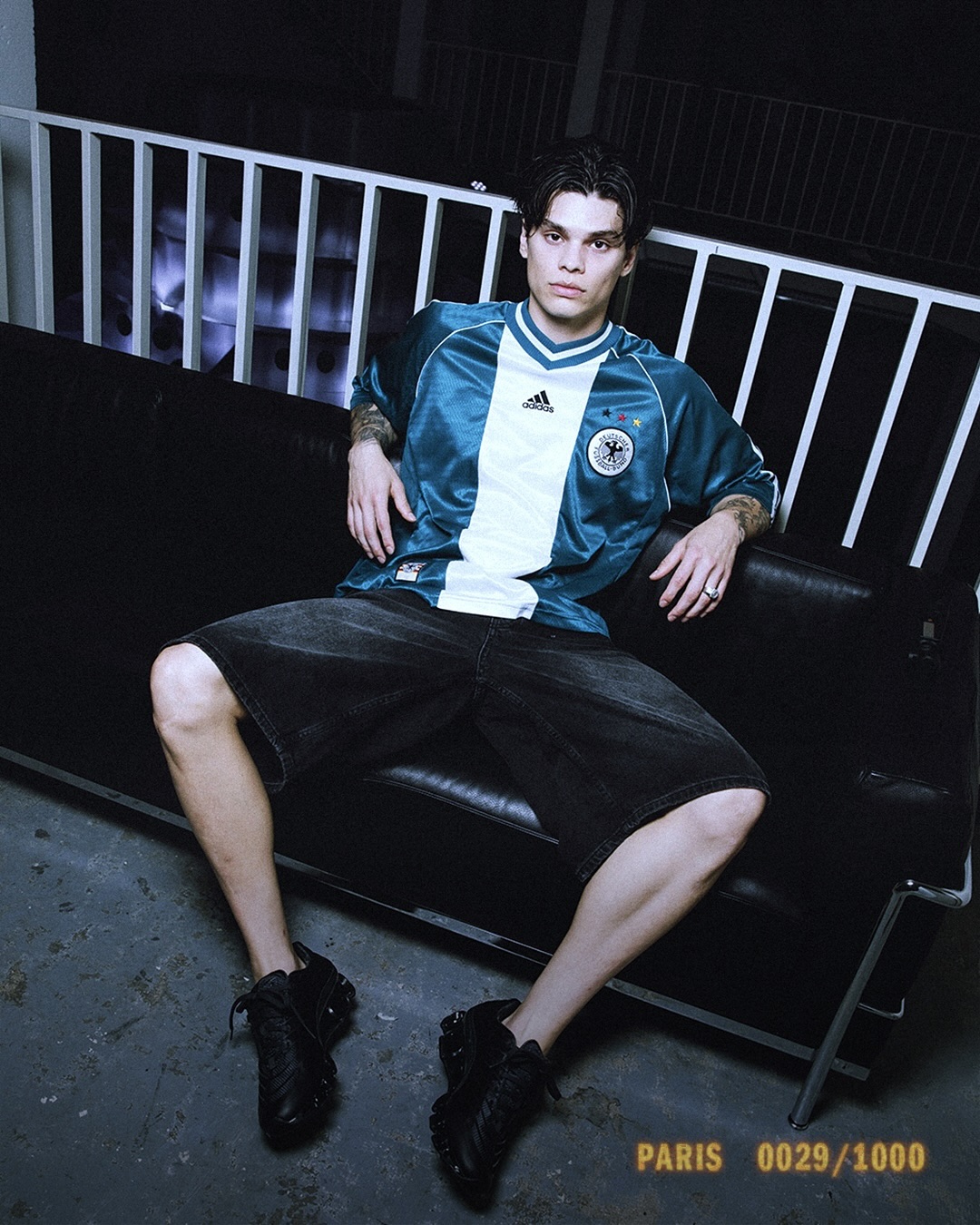 아디다스의 전설적인 축구화
2025년 파리 패션위크에서 새로운 모습으로 돌아오다⚽️🔥

아디다스는 2004년 등장한 전설적인 축구화인 F50을 패션 아이템으로 재탄생시켰습니다. 과거 아카이브를 현대적으로 재해석한 해당 모델은, 기존 F50에서 사용된 거미줄 모양의 어퍼 디테일을 볼 수 있습니다.

경기장과 일상 사이의 경계를 허문 이번 스니커즈는 ‘F50 메가라이드’라는 이름으로 공개됐으며, 출시일은 아직 발표되지 않았습니다. 이미지4