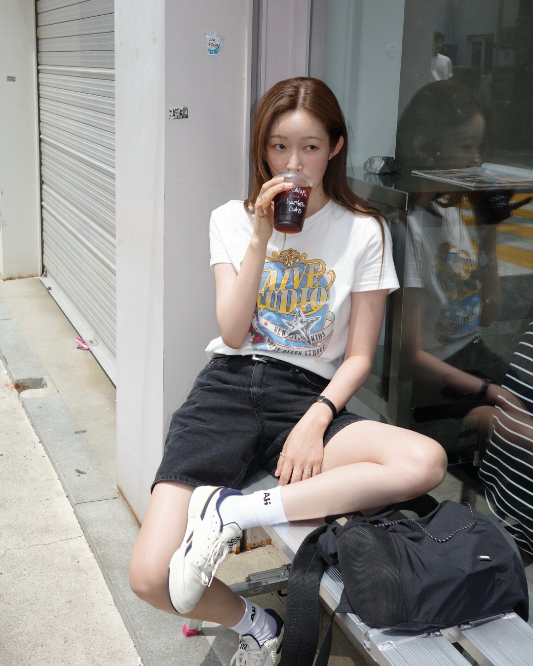 반팔티 고민 중인데🩵💛따라하고픈
요즘 정원언니가 픽한 그래픽티 코디 정보, 3가지 참고👑

차정원이 선택한 그래픽 티셔츠로 여름나기 준비하세요.

1. 레이브 크라운 레이브 그래픽 티셔츠, 5만 원대
빈티지 크라운 아트워크가 돋보이는 화이트 티셔츠는 밝고 감각적인 분위기를 연출합니다. 차정원은 블랙 쇼츠와 러닝화를 매치해 청량한 무드를 완성했고, 아트워크가 룩의 중심을 잡습니다.

2. 앙팡 리쉬 데프리메 클래식 로고 티셔츠, 100만 원대
프렌치 감성이 담긴 블랙 티셔츠는 정제된 로고 그래픽으로 시선을 사로잡습니다. 데님과 실버 네크리스를 더해 세련된 분위기를 연출했고, 모던한 스타일링을 선보였습니다.

3. 레이브 하트 레이버스 그래픽 티셔츠, 5만 원대
하트 그래픽이 강렬한 차콜 컬러 티셔츠는 레귤러 핏으로 데일리하게 착용하기 좋습니다. 하이웨이스트 데님 팬츠에 자연스럽게 넣어 입어 미니멀하면서도 그래픽 포인트가 살아 있는 룩을 완성했습니다. 이미지