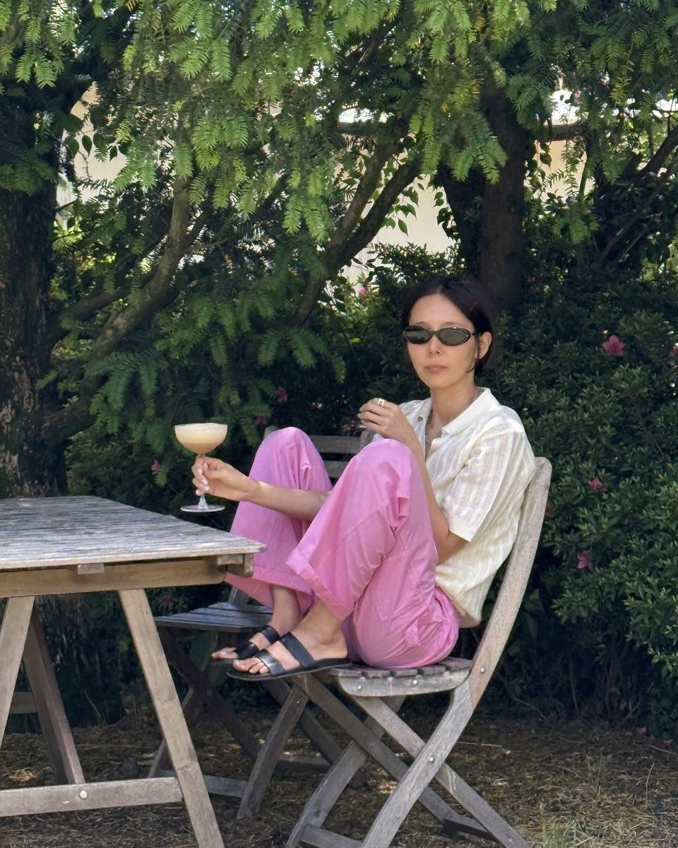 이 코디법 모른 채 여름 보낼 뻔😵💫
셀럽 핑크룩, 스타일 급상승 후기는 이 색에서 나와요💘 이미지4