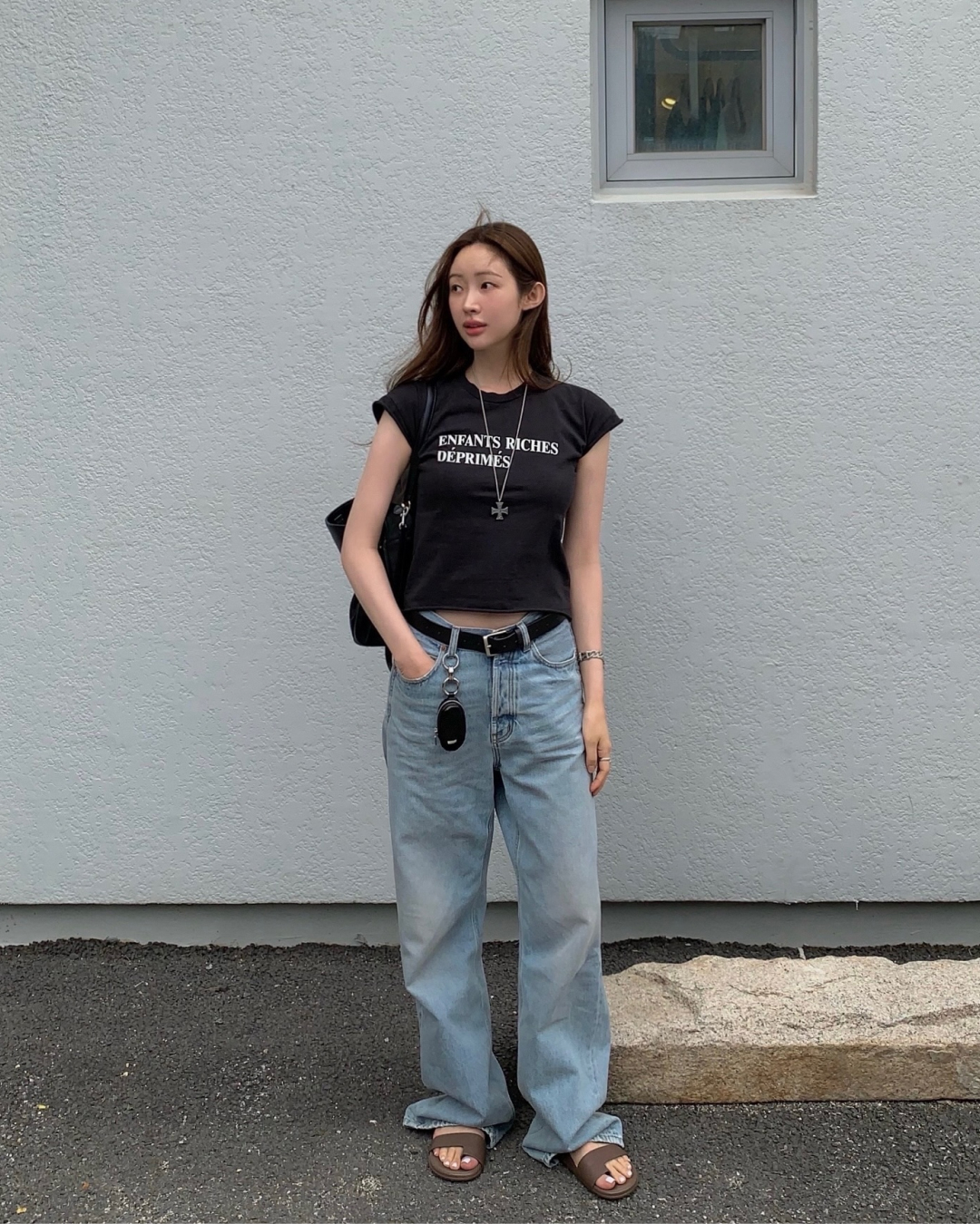 반팔티 고민 중인데🩵💛따라하고픈
요즘 정원언니가 픽한 그래픽티 코디 정보, 3가지 참고👑

차정원이 선택한 그래픽 티셔츠로 여름나기 준비하세요.

1. 레이브 크라운 레이브 그래픽 티셔츠, 5만 원대
빈티지 크라운 아트워크가 돋보이는 화이트 티셔츠는 밝고 감각적인 분위기를 연출합니다. 차정원은 블랙 쇼츠와 러닝화를 매치해 청량한 무드를 완성했고, 아트워크가 룩의 중심을 잡습니다.

2. 앙팡 리쉬 데프리메 클래식 로고 티셔츠, 100만 원대
프렌치 감성이 담긴 블랙 티셔츠는 정제된 로고 그래픽으로 시선을 사로잡습니다. 데님과 실버 네크리스를 더해 세련된 분위기를 연출했고, 모던한 스타일링을 선보였습니다.

3. 레이브 하트 레이버스 그래픽 티셔츠, 5만 원대
하트 그래픽이 강렬한 차콜 컬러 티셔츠는 레귤러 핏으로 데일리하게 착용하기 좋습니다. 하이웨이스트 데님 팬츠에 자연스럽게 넣어 입어 미니멀하면서도 그래픽 포인트가 살아 있는 룩을 완성했습니다. 이미지5