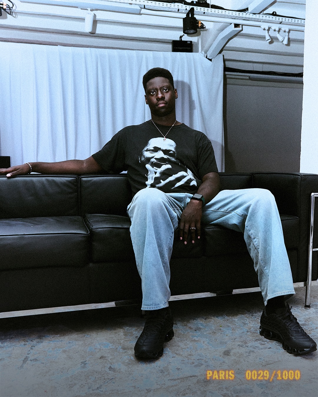 아디다스의 전설적인 축구화
2025년 파리 패션위크에서 새로운 모습으로 돌아오다⚽️🔥

아디다스는 2004년 등장한 전설적인 축구화인 F50을 패션 아이템으로 재탄생시켰습니다. 과거 아카이브를 현대적으로 재해석한 해당 모델은, 기존 F50에서 사용된 거미줄 모양의 어퍼 디테일을 볼 수 있습니다.

경기장과 일상 사이의 경계를 허문 이번 스니커즈는 ‘F50 메가라이드’라는 이름으로 공개됐으며, 출시일은 아직 발표되지 않았습니다. 이미지5