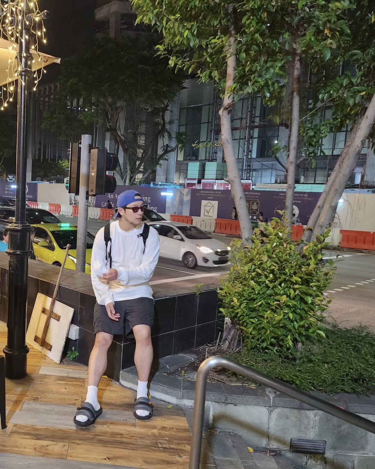 여름철 코디에는 선글라스가 필수
셀럽들의 각기 다른 무드를 가진 선글라스 정보 3가지 😎
여름 코디에 포인트를 더해줄 셀럽들의 선글라스 3종을 소개합니다.
1. 젠틀 몬스터 르로이 01
직선적인 느낌의 프레임와 퍼플 틴트 렌즈가 스트릿한 무드를 자아냅니다. 화이트 롱슬리브와 함께 매치하여 심플한 착장에 개성을 더해줬습니다.
2. 오클리 퓨얼셀
스포티한 랩어라운드 디자인으로 얼굴선을 감싸는 실루엣이 특징입니다. 캐주얼한 착장에 오클리 특유의 강렬한 이미지를 더해 활동적인 분위기를 연출합니다.
3. 프로젝트 프로덕트 RS3 C2
둥근 사각 형태의 레트로풍 프레임으로, 브라운 컬러가 부드러운 인상을 줍니다. 옐로우 색상의 렌즈가 주는 빈티지함은 톤온톤 스타일에 어우러지며, 완성도 높은 스타일링을 보여줍니다. 이미지2