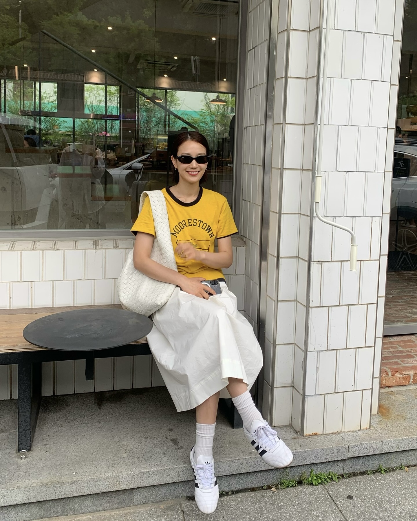 노트북이 들어간다고??
실용성 끝판왕 빅백, 왜 셀럽 애착백인지 알겠어요🤍🖤

셀럽픽 명품 빅백 3가지를 소개합니다.

1. 보테가베네타 라지 홉, 770만 원대
장희령이 든 이 가방은 브랜드의 시그니처인 인트레치아토 위빙 디테일이 돋보이는 화이트 쇼퍼백입니다. 스커트와 운동화에 컬러 톤을 맞춰 전체적인 룩의 밸런스를 잡아주는 동시에, 캐주얼한 스타일에 감각적인 포인트를 주었습니다.

2. 샤넬 맥시 클래식 플랩백, 1769만 원대
임수향의 상체만 한 빅백은 블랙 캐비어 가죽과 골드 체인이 어우러진 샤넬의 클래식 백으로, 이 아이템만으로도 하이엔드 무드를 끌어올려 줍니다. 톤온톤 그레이 컬러의 스트릿 웨어에 매치해 하이엔드 무드를 더해주었습니다.

3. 더 로우 아이다호 코튼 백, 220만 원대
차정원이 선택한 숄더백은 짧은 핸들이 달린 토트백으로, 넓은 옆면 덕분에 사이즈 대비 수납력이 뛰어난 가방입니다. 심플한 셔츠와 매치해 캐주얼한 스타일에 세련된 느낌을 더하며, 데일리 백으로 활용하기 제격입니다. 이미지2