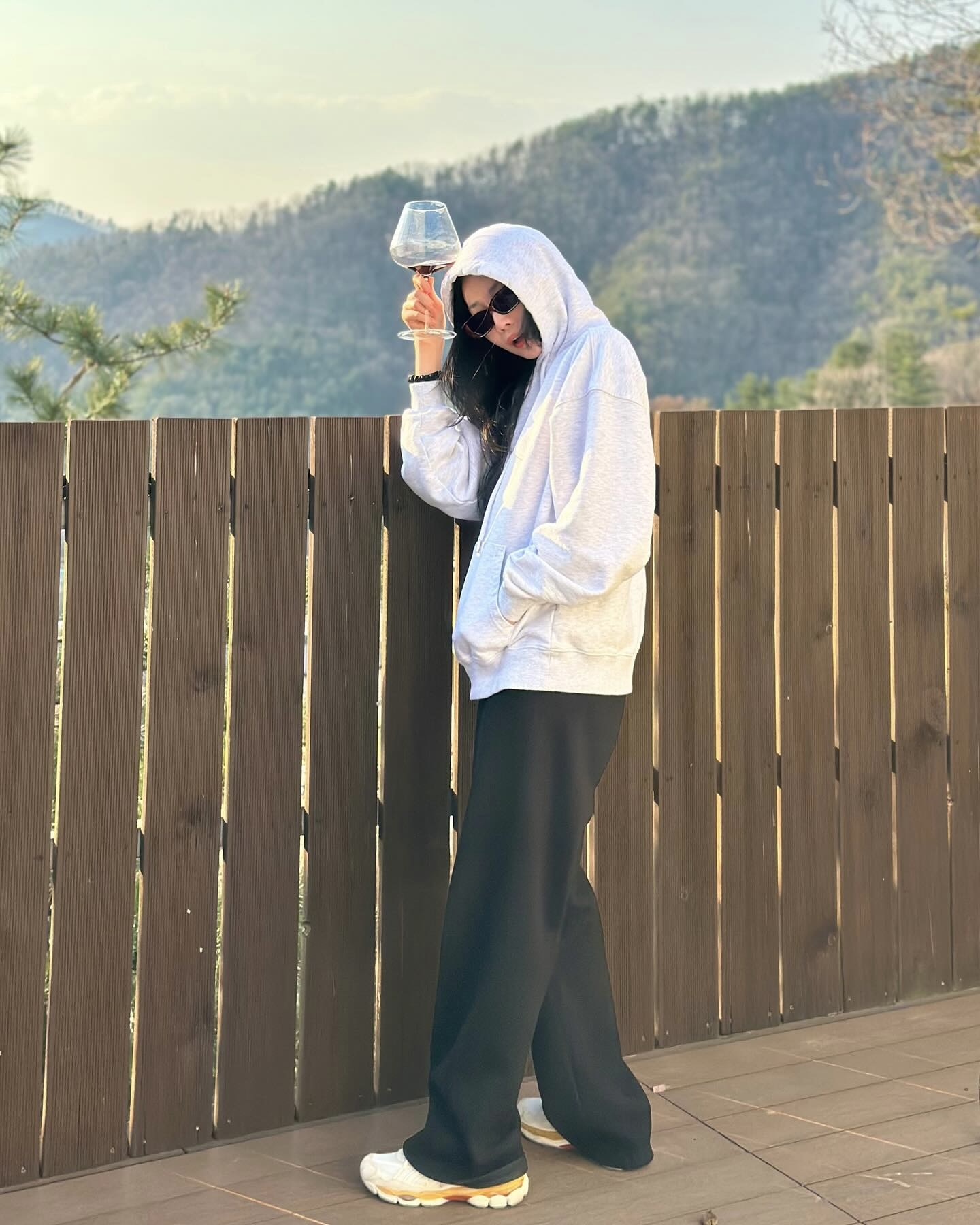 오늘 저녁 우리 @이거할까??📸
와인 잔이 아니라 사진용 소품?!🍷 이 각도부터 저장하세요 이미지7