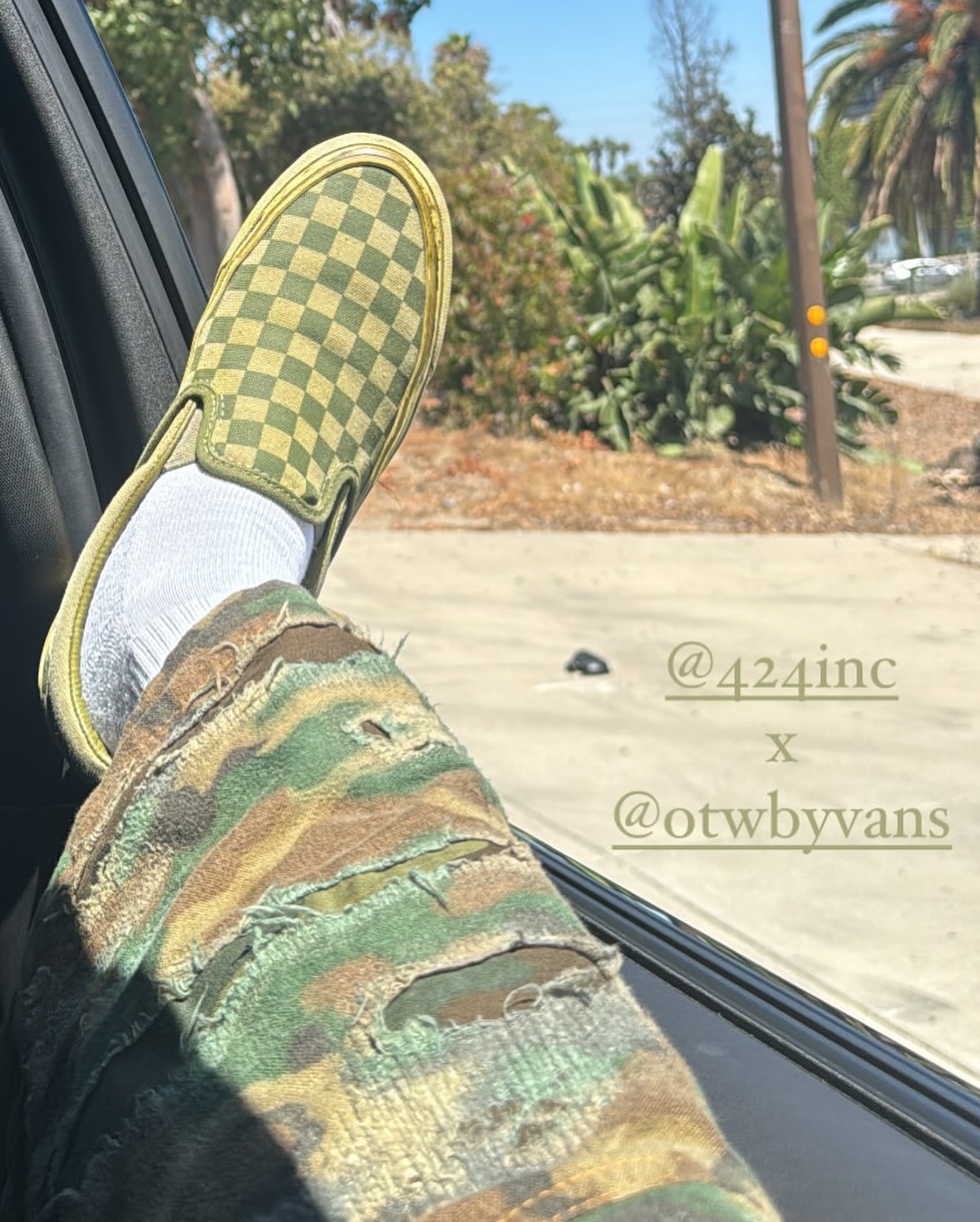 424 x 반스 OTW, 빈티지 감성 가득 슬립온⁠
올리브 체커보드와 카모 스타일의 조화. 주목할만한 아이템이 등장했다👀⁠
⁠
424 특유의 빈티지 워싱이 돋보이는 올리브 체커보드 패턴의 Vans OTW 슬립온 실착 이미지가 최근 공개되며 관심을 끌고 있습니다. 424만의 해체주의적 감성과 워크웨어에서 영감을 받은 빈티지한 마감은 기존 OTW 라인에서도 쉽게 보기 어려운 디테일입니다.
⁠
발매일은 미정이지만, 클래식 반스의 실루엣에 424만의 독창적인 빈티지 마감이 더해져 주목할만한 아이템입니다.⁠ 이미지