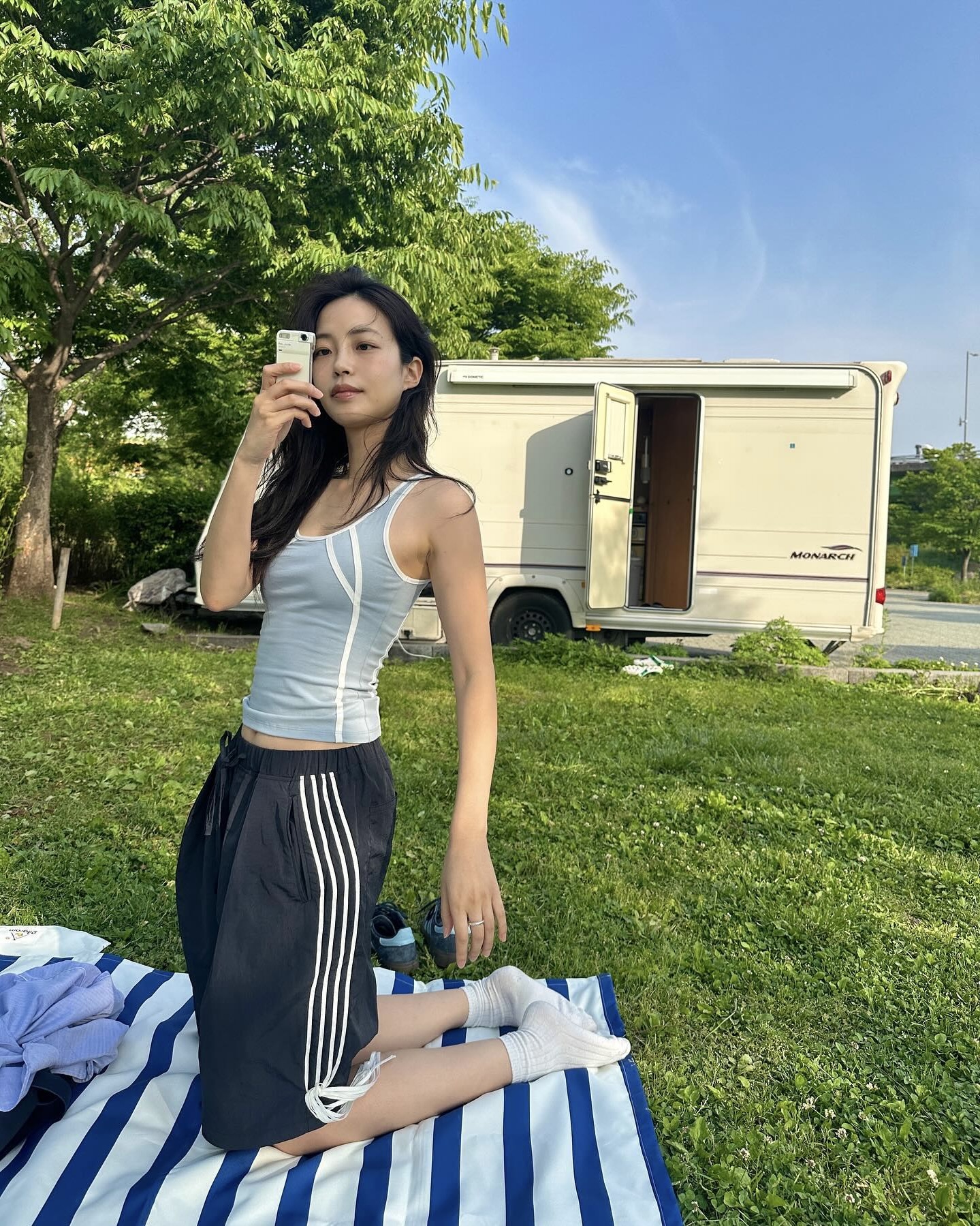 무릎에 반한 버뮤다 팬츠핏💙 버뮤다 트레이닝팬츠에 패션혼 담은 셀럽들, 지금 참고각💡 이미지