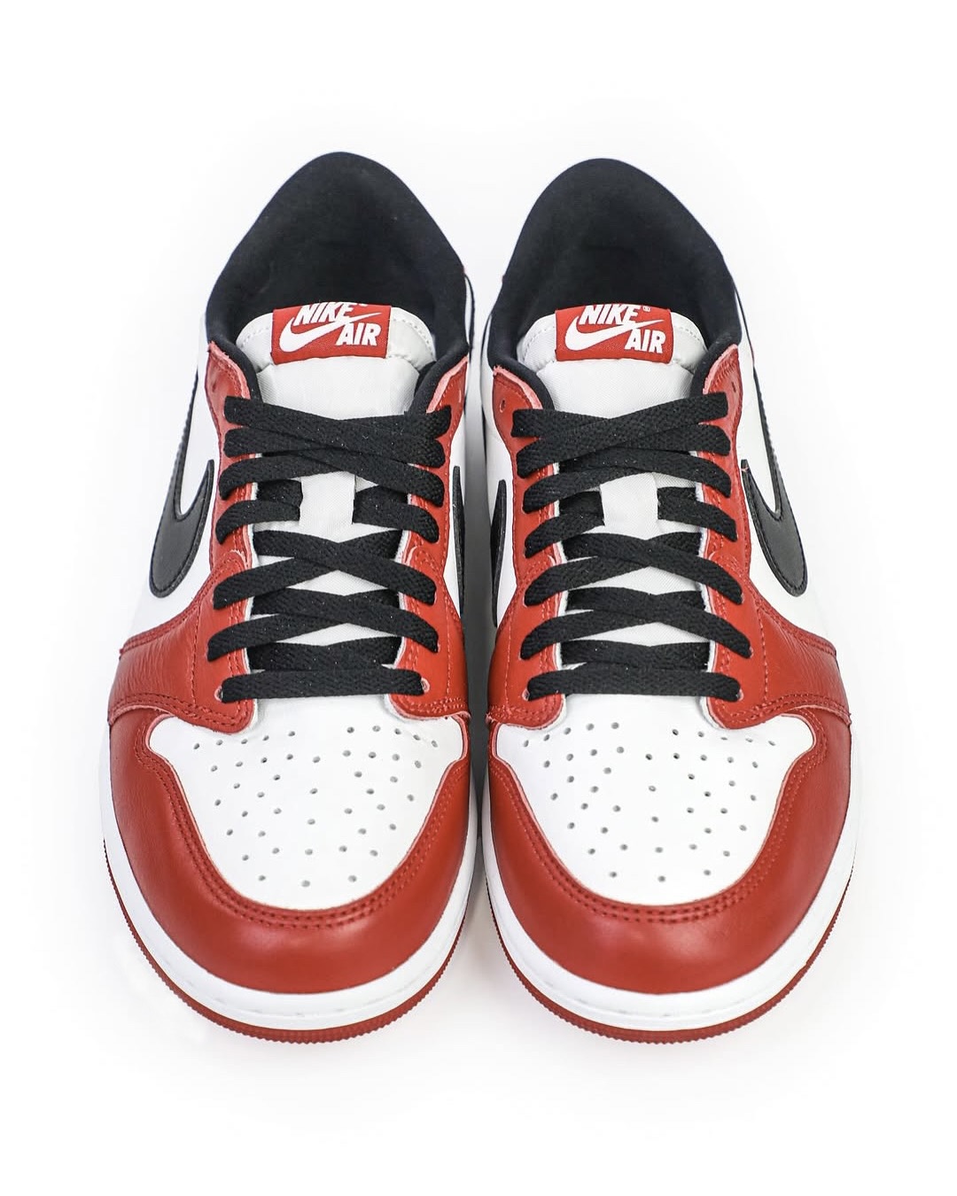 조던 팬이라면 놓쳐선 안 되는 뉴스
‘조던 1 로우 OG 시카고’ 전설적인 스니커즈의 귀환을 알리다🔥
‘에어 조던 1 로우 OG’가 시카고 컬러로 돌아온다는 소식이 전해졌습니다.
시카고 컬러웨이는 마이클 조던의 팀인 시카고 불스를 상징하는 레드, 화이트, 블랙으로 구성 되어있습니다. NBA 데뷔 시즌 당시 그가 신었던 ‘에어 조던 1 하이 시카고’는 출시 직후 큰 반향을 일으키면서 스니커즈 문화의 아이콘이 되었습니다.
이번 ‘조던 1 로우 OG 시카고’ 모델은 1985년 조던이 신었던 하이컷 모델은 아니지만, 시카고 컬러웨이가 지닌 상징성과 OG만의 디테일, 그리고 2016년 출시 후 9년 만의 재출시라는 점에서 주목을 받고 있습니다.
마이클 조던의 전설적인 첫 시그니처 스니커즈를 오리지널 실루엣 그대로 재현하며, 많은 조던 팬들의 가슴을 다시 한번 설레게 만드는 이번 모델은 11월 15일 출시 예정입니다. 이미지3