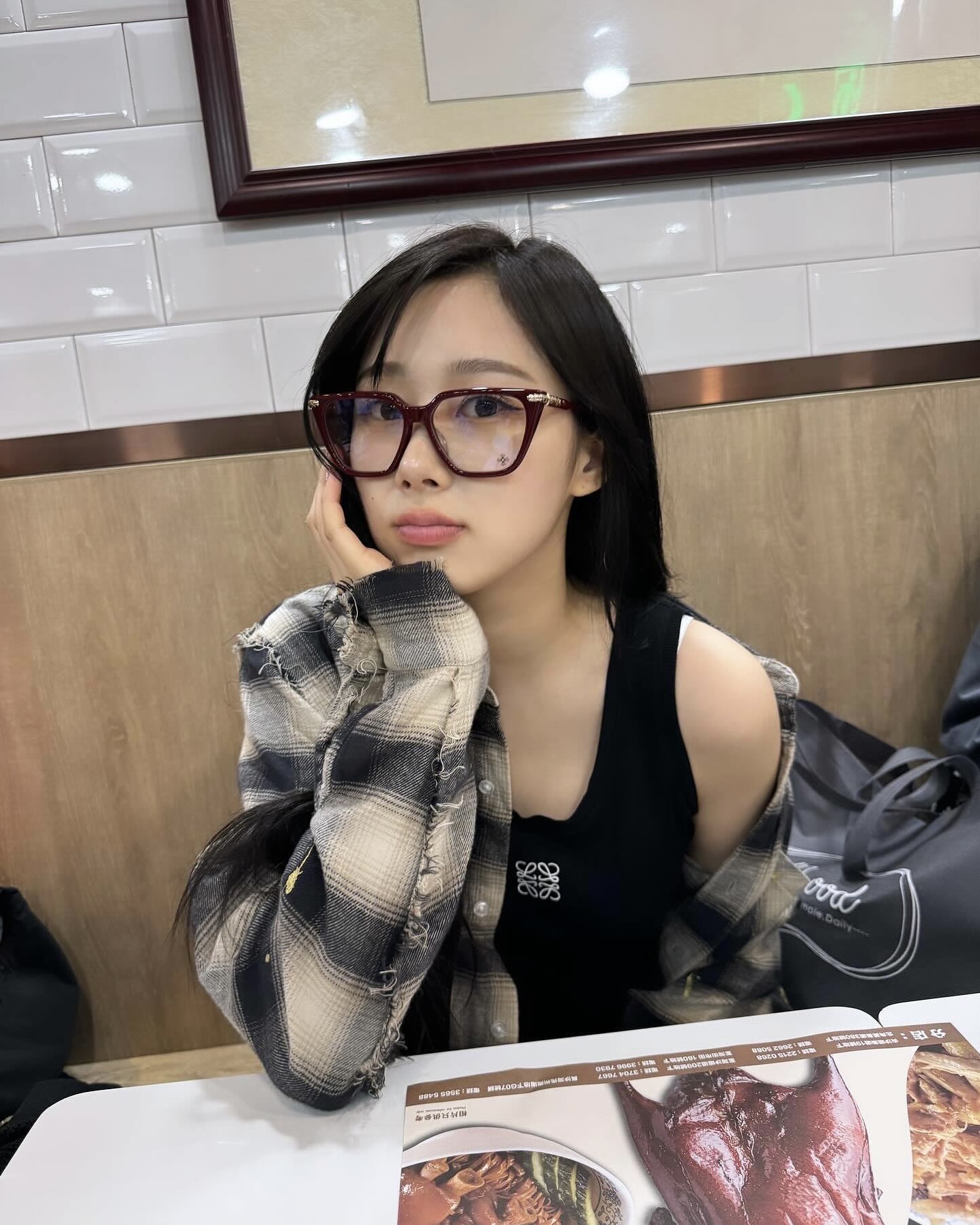 여름철 셔츠 활용도 100%💁🏻‍♀️
더운 날씨엔 탈의보다 레이어드가 정답, 셀럽 공식 참고하세요☑️ 이미지7