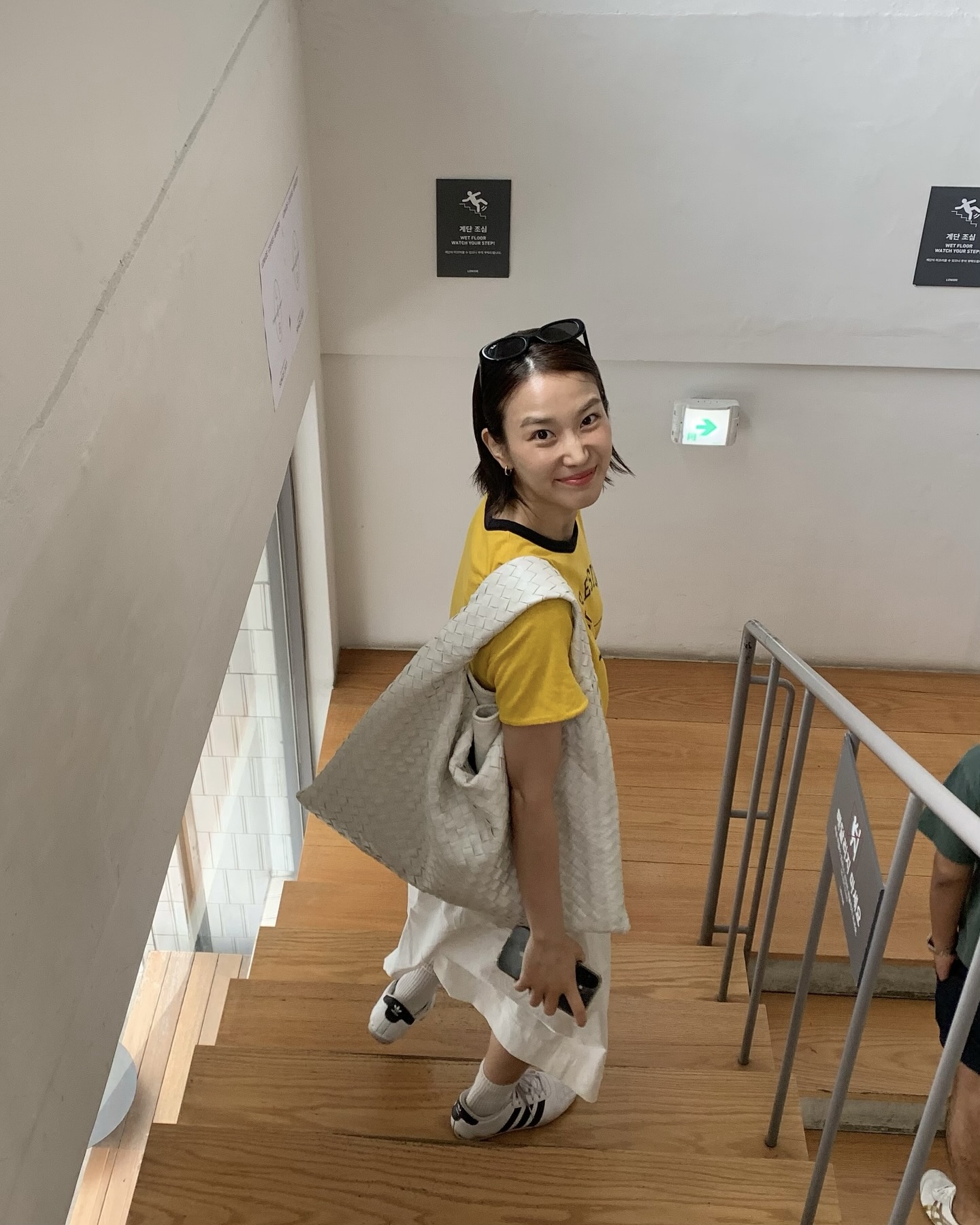 노트북이 들어간다고??
실용성 끝판왕 빅백, 왜 셀럽 애착백인지 알겠어요🤍🖤

셀럽픽 명품 빅백 3가지를 소개합니다.

1. 보테가베네타 라지 홉, 770만 원대
장희령이 든 이 가방은 브랜드의 시그니처인 인트레치아토 위빙 디테일이 돋보이는 화이트 쇼퍼백입니다. 스커트와 운동화에 컬러 톤을 맞춰 전체적인 룩의 밸런스를 잡아주는 동시에, 캐주얼한 스타일에 감각적인 포인트를 주었습니다.

2. 샤넬 맥시 클래식 플랩백, 1769만 원대
임수향의 상체만 한 빅백은 블랙 캐비어 가죽과 골드 체인이 어우러진 샤넬의 클래식 백으로, 이 아이템만으로도 하이엔드 무드를 끌어올려 줍니다. 톤온톤 그레이 컬러의 스트릿 웨어에 매치해 하이엔드 무드를 더해주었습니다.

3. 더 로우 아이다호 코튼 백, 220만 원대
차정원이 선택한 숄더백은 짧은 핸들이 달린 토트백으로, 넓은 옆면 덕분에 사이즈 대비 수납력이 뛰어난 가방입니다. 심플한 셔츠와 매치해 캐주얼한 스타일에 세련된 느낌을 더하며, 데일리 백으로 활용하기 제격입니다. 이미지