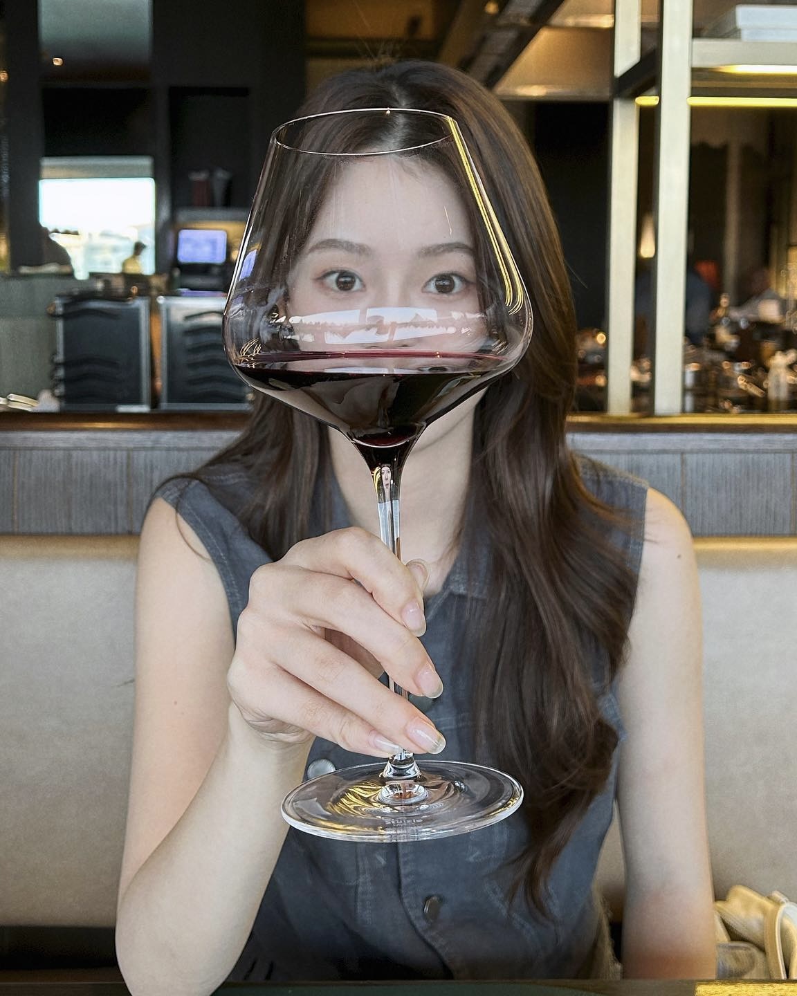 오늘 저녁 우리 @이거할까??📸
와인 잔이 아니라 사진용 소품?!🍷 이 각도부터 저장하세요 이미지2