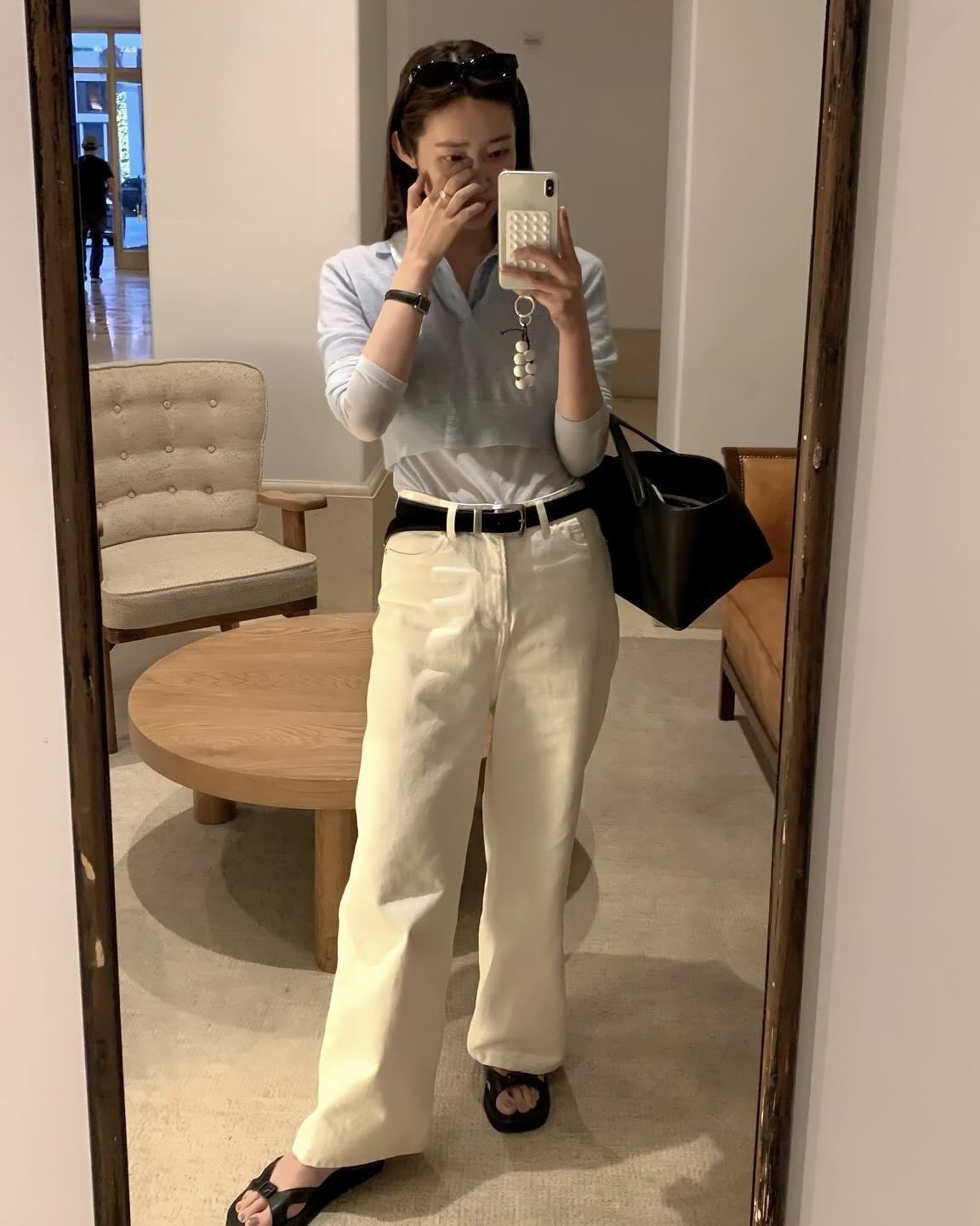 노트북이 들어간다고??
실용성 끝판왕 빅백, 왜 셀럽 애착백인지 알겠어요🤍🖤

셀럽픽 명품 빅백 3가지를 소개합니다.

1. 보테가베네타 라지 홉, 770만 원대
장희령이 든 이 가방은 브랜드의 시그니처인 인트레치아토 위빙 디테일이 돋보이는 화이트 쇼퍼백입니다. 스커트와 운동화에 컬러 톤을 맞춰 전체적인 룩의 밸런스를 잡아주는 동시에, 캐주얼한 스타일에 감각적인 포인트를 주었습니다.

2. 샤넬 맥시 클래식 플랩백, 1769만 원대
임수향의 상체만 한 빅백은 블랙 캐비어 가죽과 골드 체인이 어우러진 샤넬의 클래식 백으로, 이 아이템만으로도 하이엔드 무드를 끌어올려 줍니다. 톤온톤 그레이 컬러의 스트릿 웨어에 매치해 하이엔드 무드를 더해주었습니다.

3. 더 로우 아이다호 코튼 백, 220만 원대
차정원이 선택한 숄더백은 짧은 핸들이 달린 토트백으로, 넓은 옆면 덕분에 사이즈 대비 수납력이 뛰어난 가방입니다. 심플한 셔츠와 매치해 캐주얼한 스타일에 세련된 느낌을 더하며, 데일리 백으로 활용하기 제격입니다. 이미지9