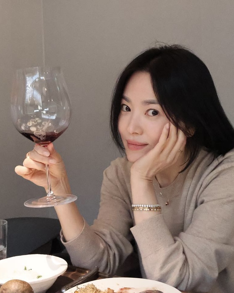 오늘 저녁 우리 @이거할까??📸
와인 잔이 아니라 사진용 소품?!🍷 이 각도부터 저장하세요 이미지6