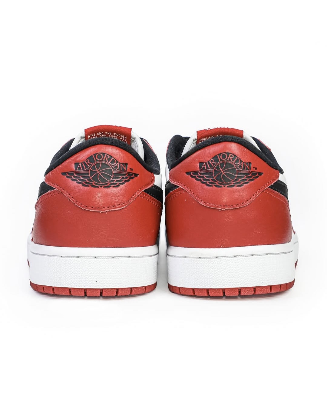 조던 팬이라면 놓쳐선 안 되는 뉴스
‘조던 1 로우 OG 시카고’ 전설적인 스니커즈의 귀환을 알리다🔥
‘에어 조던 1 로우 OG’가 시카고 컬러로 돌아온다는 소식이 전해졌습니다.
시카고 컬러웨이는 마이클 조던의 팀인 시카고 불스를 상징하는 레드, 화이트, 블랙으로 구성 되어있습니다. NBA 데뷔 시즌 당시 그가 신었던 ‘에어 조던 1 하이 시카고’는 출시 직후 큰 반향을 일으키면서 스니커즈 문화의 아이콘이 되었습니다.
이번 ‘조던 1 로우 OG 시카고’ 모델은 1985년 조던이 신었던 하이컷 모델은 아니지만, 시카고 컬러웨이가 지닌 상징성과 OG만의 디테일, 그리고 2016년 출시 후 9년 만의 재출시라는 점에서 주목을 받고 있습니다.
마이클 조던의 전설적인 첫 시그니처 스니커즈를 오리지널 실루엣 그대로 재현하며, 많은 조던 팬들의 가슴을 다시 한번 설레게 만드는 이번 모델은 11월 15일 출시 예정입니다. 이미지7