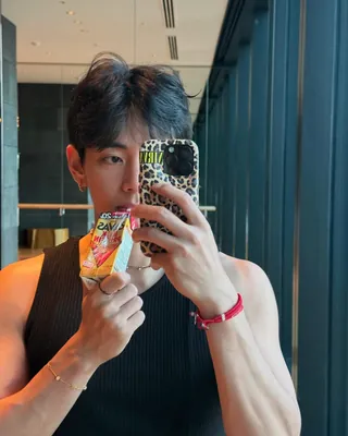 보기만 해도 갖고 싶어지는 키링💘
그냥 키링 아니고 무려 김태형, 배수지가 달았다구요..
최근 업로드된 뷔와 수지의 공통점은 바로 셀린느의 폼폼 키링인데요. 귀여운 곰돌이 같은 시어링 소재에 셀린느의 시그니처, 트리옹프 로고까지! 작지만 존재감 확실한 이 키링, 안 궁금할 수가 없죠?
어떤 키링인지 지금 바로 소개해드릴게요.
1. 트리옹프 하트 폼폼 키링 시어링 & 아세테이트
2. 트리옹프 하트 폼폼 키링 골드 피니시 시어링 & 카프스킨
이미지