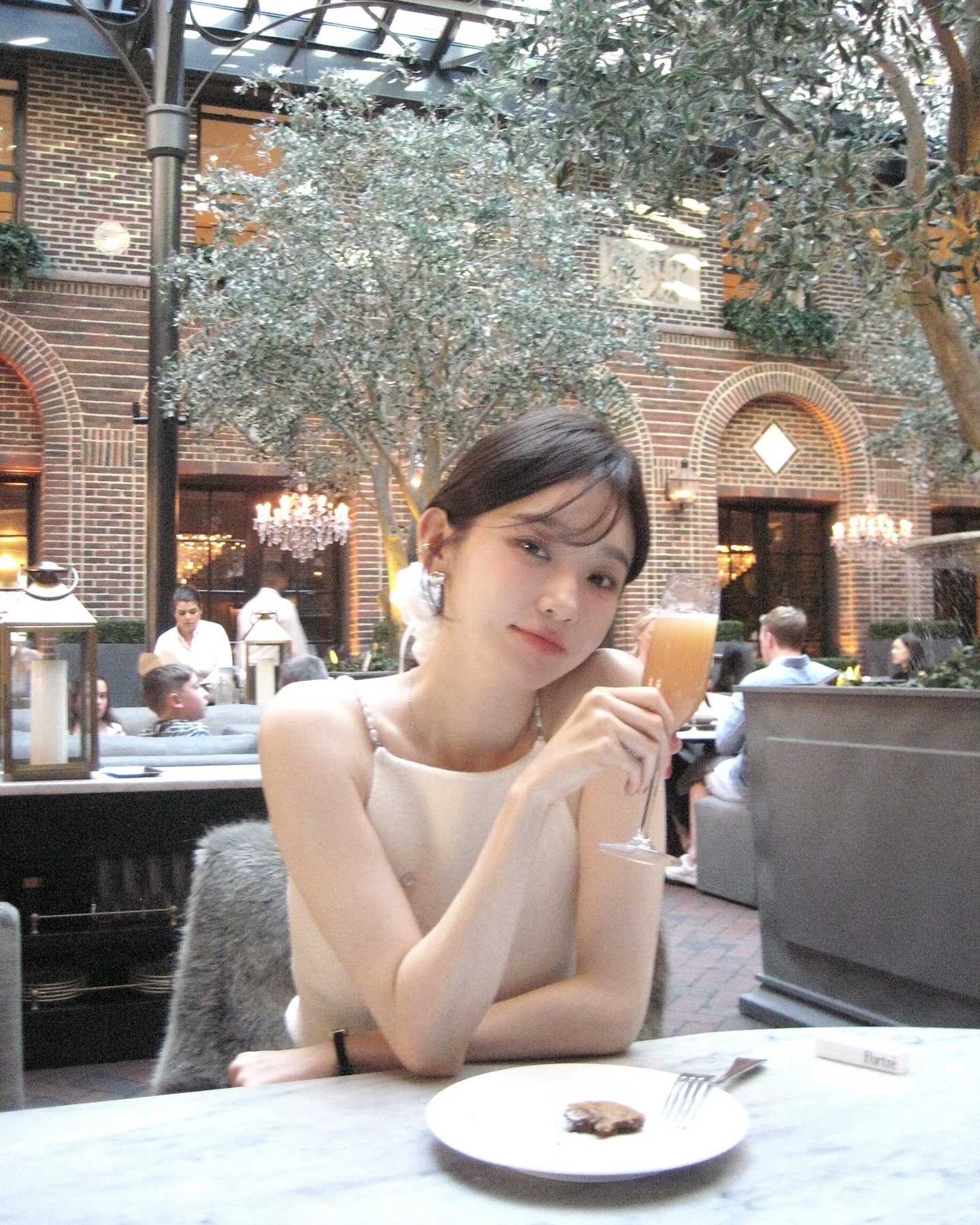오늘 저녁 우리 @이거할까??📸
와인 잔이 아니라 사진용 소품?!🍷 이 각도부터 저장하세요 이미지4