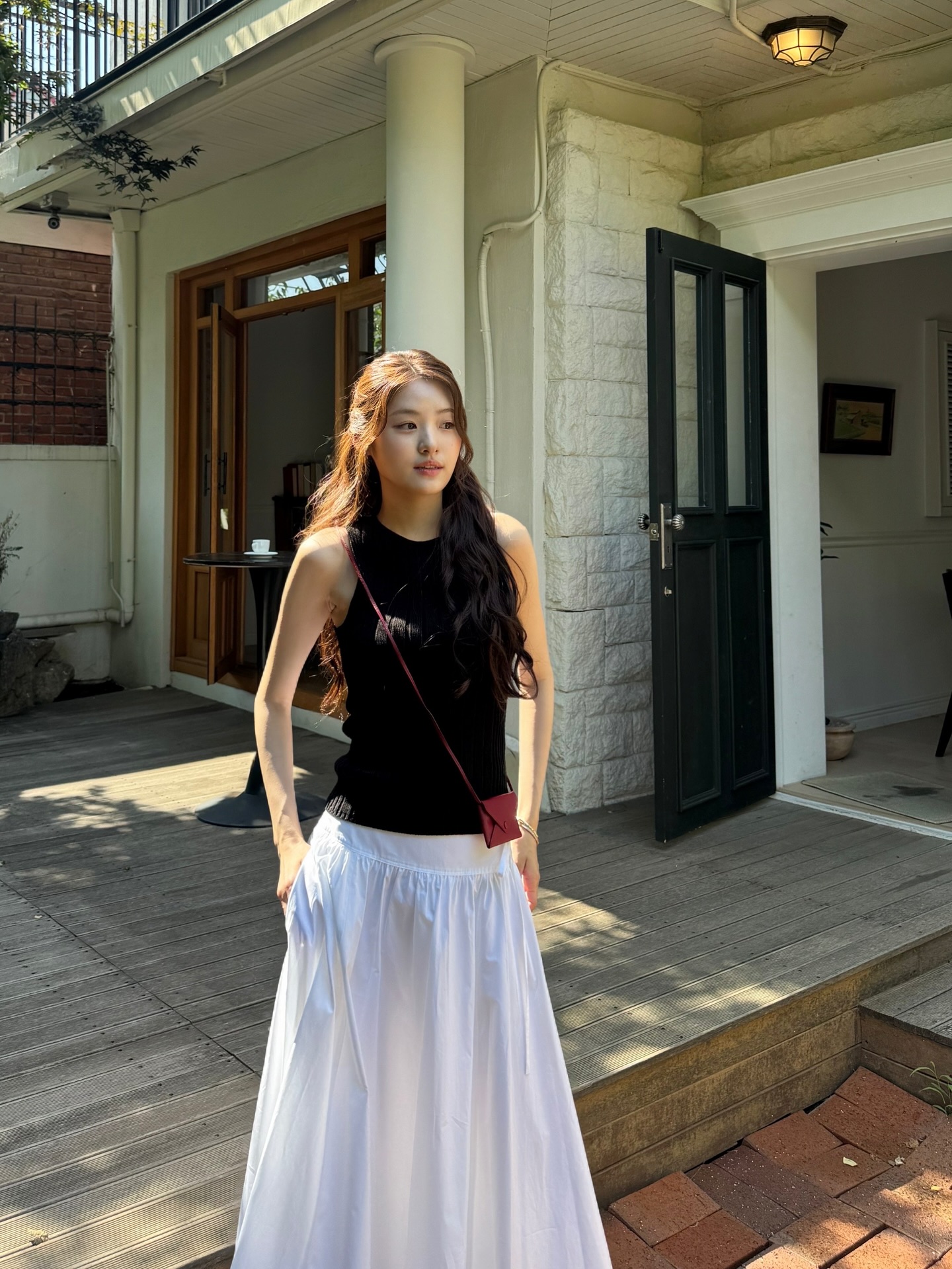 데이트룩은 화이트 롱스커트로🤍
화사하고 우아한 무드의 추천 여친룩✨ 이미지5