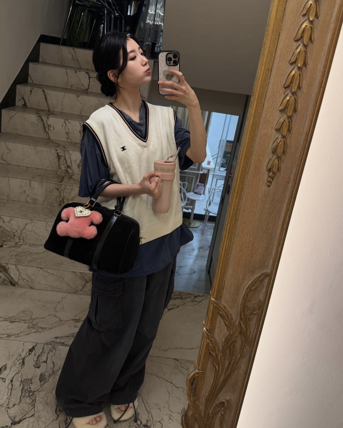 보기만 해도 갖고 싶어지는 키링💘
그냥 키링 아니고 무려 김태형, 배수지가 달았다구요..

최근 업로드된 뷔와 수지의 공통점은 바로 셀린느의 폼폼 키링인데요. 귀여운 곰돌이 같은 시어링 소재에 셀린느의 시그니처, 트리옹프 로고까지! 작지만 존재감 확실한 이 키링, 안 궁금할 수가 없죠?

어떤 키링인지 지금 바로 소개해드릴게요.

1. 트리옹프 하트 폼폼 키링 시어링 & 아세테이트 
2. 트리옹프 하트 폼폼 키링 골드 피니시 시어링 & 카프스킨
 이미지