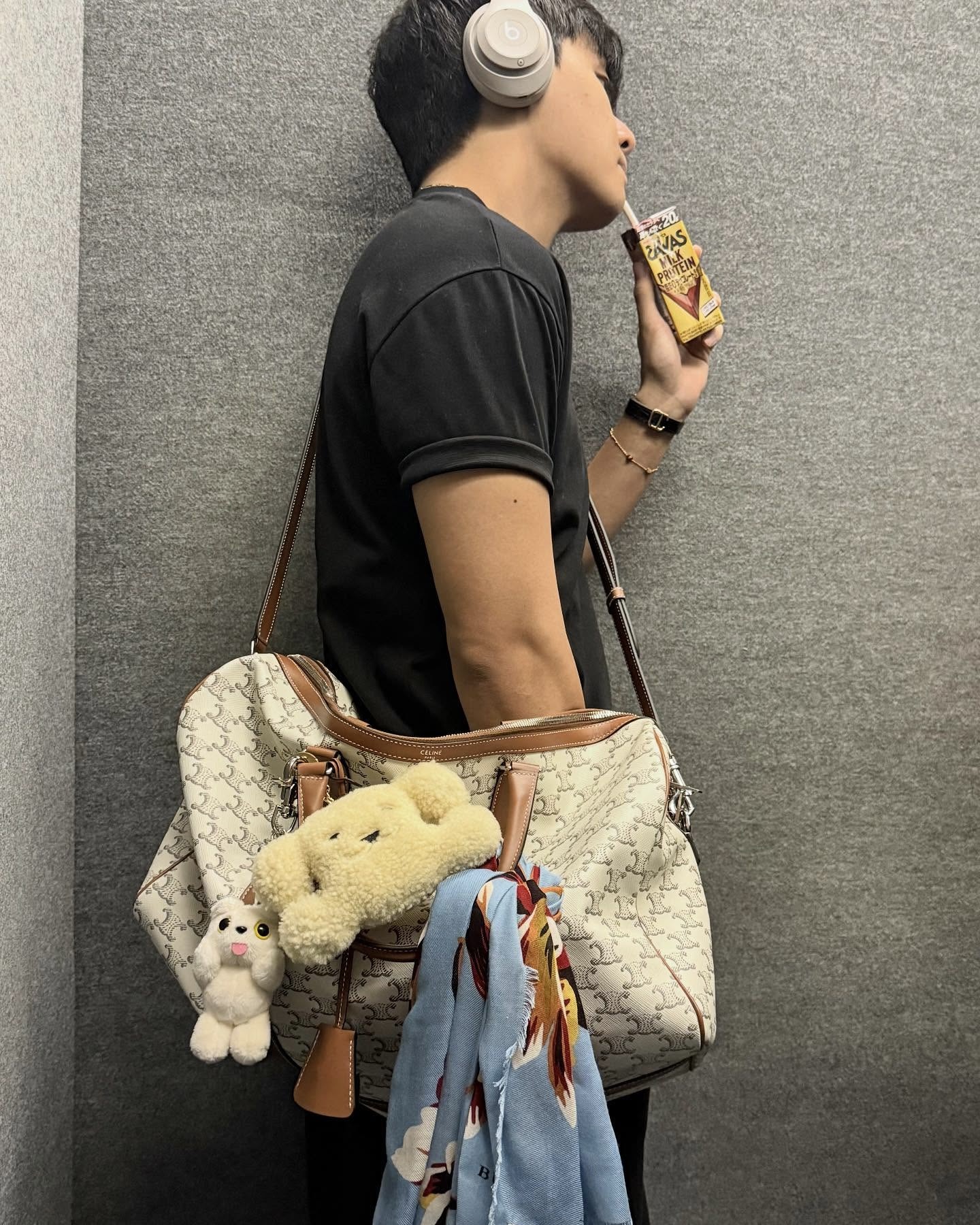 보기만 해도 갖고 싶어지는 키링💘
그냥 키링 아니고 무려 김태형, 배수지가 달았다구요..

최근 업로드된 뷔와 수지의 공통점은 바로 셀린느의 폼폼 키링인데요. 귀여운 곰돌이 같은 시어링 소재에 셀린느의 시그니처, 트리옹프 로고까지! 작지만 존재감 확실한 이 키링, 안 궁금할 수가 없죠?

어떤 키링인지 지금 바로 소개해드릴게요.

1. 트리옹프 하트 폼폼 키링 시어링 & 아세테이트 
2. 트리옹프 하트 폼폼 키링 골드 피니시 시어링 & 카프스킨
 이미지2