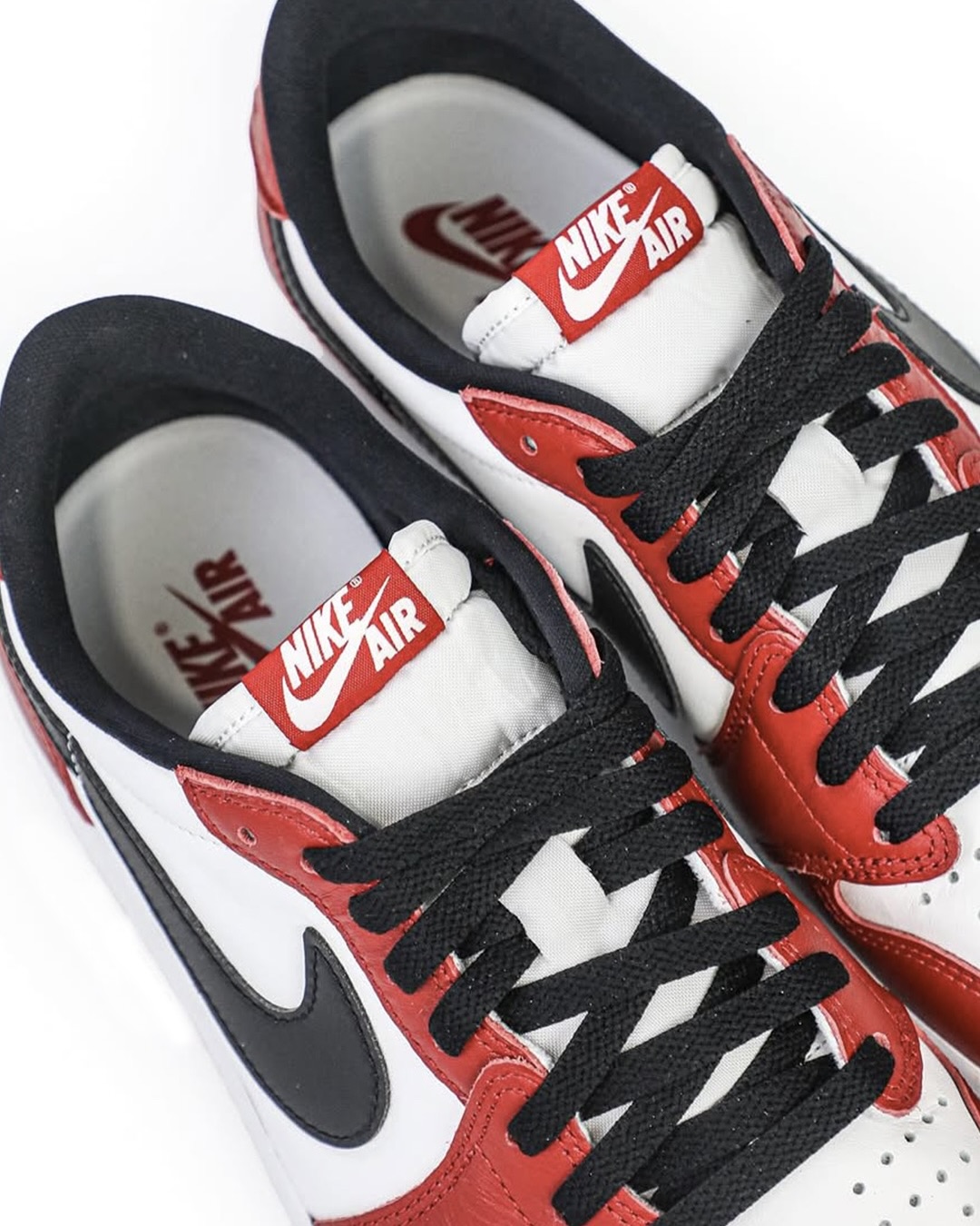 조던 팬이라면 놓쳐선 안 되는 뉴스
‘조던 1 로우 OG 시카고’ 전설적인 스니커즈의 귀환을 알리다🔥
‘에어 조던 1 로우 OG’가 시카고 컬러로 돌아온다는 소식이 전해졌습니다.
시카고 컬러웨이는 마이클 조던의 팀인 시카고 불스를 상징하는 레드, 화이트, 블랙으로 구성 되어있습니다. NBA 데뷔 시즌 당시 그가 신었던 ‘에어 조던 1 하이 시카고’는 출시 직후 큰 반향을 일으키면서 스니커즈 문화의 아이콘이 되었습니다.
이번 ‘조던 1 로우 OG 시카고’ 모델은 1985년 조던이 신었던 하이컷 모델은 아니지만, 시카고 컬러웨이가 지닌 상징성과 OG만의 디테일, 그리고 2016년 출시 후 9년 만의 재출시라는 점에서 주목을 받고 있습니다.
마이클 조던의 전설적인 첫 시그니처 스니커즈를 오리지널 실루엣 그대로 재현하며, 많은 조던 팬들의 가슴을 다시 한번 설레게 만드는 이번 모델은 11월 15일 출시 예정입니다. 이미지4