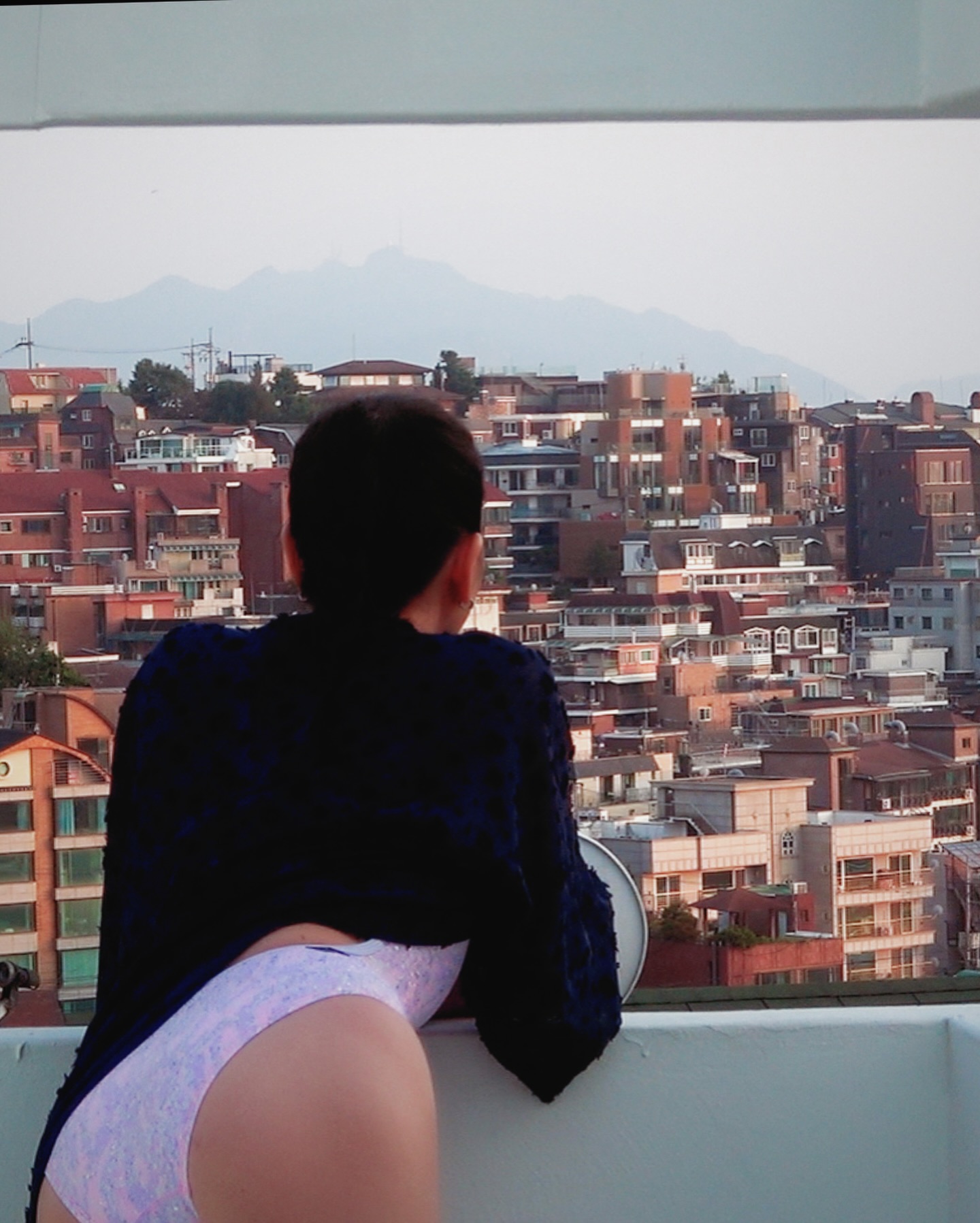 핫하디 핫한 장윤주의 수영복👙

평소 장윤주는 완벽한 바디라인으로 ‘신이 내린 몸매’라는 평을 받곤 하죠. 하지만 그녀도 비키니보다는 원피스 스윔웨어를 더 선호한다고 하는데요.

올여름엔 과한 노출 없이도 충분히 포인트를 살린 이 수영복들로 스타일링해보는 건 어떨까요?

1. 구찌, GG 테리클로스 스윔수트, 블루, 약 99만 원
2. 르망고, 트위드자켓 핑크, L사이즈, 8만 2천 원
3. 졸린, 개빈 원피스 스윔수트 메탈릭 머메이디, 32사이즈, 약 10만 원
4. 후그, WHM246 펀샤인 핑크팬지, 32사이즈, 9만 4천 원 이미지5