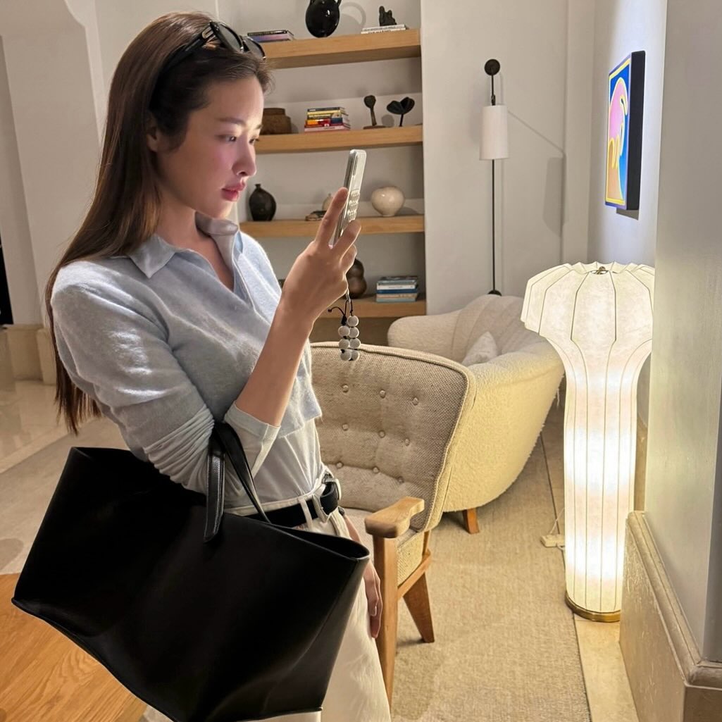 노트북이 들어간다고??
실용성 끝판왕 빅백, 왜 셀럽 애착백인지 알겠어요🤍🖤

셀럽픽 명품 빅백 3가지를 소개합니다.

1. 보테가베네타 라지 홉, 770만 원대
장희령이 든 이 가방은 브랜드의 시그니처인 인트레치아토 위빙 디테일이 돋보이는 화이트 쇼퍼백입니다. 스커트와 운동화에 컬러 톤을 맞춰 전체적인 룩의 밸런스를 잡아주는 동시에, 캐주얼한 스타일에 감각적인 포인트를 주었습니다.

2. 샤넬 맥시 클래식 플랩백, 1769만 원대
임수향의 상체만 한 빅백은 블랙 캐비어 가죽과 골드 체인이 어우러진 샤넬의 클래식 백으로, 이 아이템만으로도 하이엔드 무드를 끌어올려 줍니다. 톤온톤 그레이 컬러의 스트릿 웨어에 매치해 하이엔드 무드를 더해주었습니다.

3. 더 로우 아이다호 코튼 백, 220만 원대
차정원이 선택한 숄더백은 짧은 핸들이 달린 토트백으로, 넓은 옆면 덕분에 사이즈 대비 수납력이 뛰어난 가방입니다. 심플한 셔츠와 매치해 캐주얼한 스타일에 세련된 느낌을 더하며, 데일리 백으로 활용하기 제격입니다. 이미지8