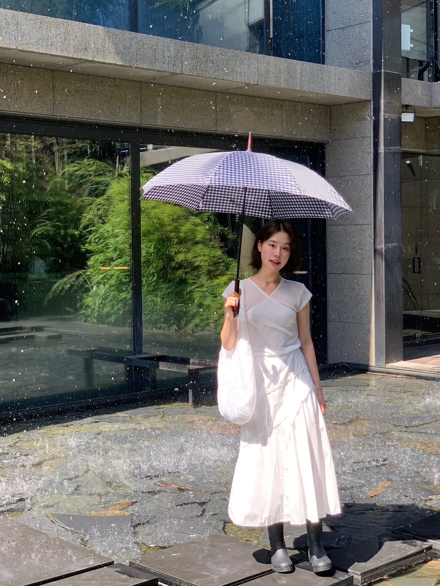 데이트룩은 화이트 롱스커트로🤍
화사하고 우아한 무드의 추천 여친룩✨ 이미지4