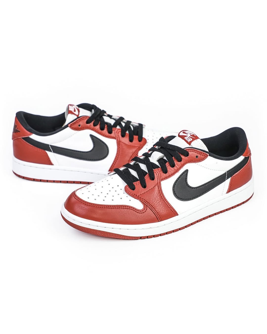 조던 팬이라면 놓쳐선 안 되는 뉴스
‘조던 1 로우 OG 시카고’ 전설적인 스니커즈의 귀환을 알리다🔥
‘에어 조던 1 로우 OG’가 시카고 컬러로 돌아온다는 소식이 전해졌습니다.
시카고 컬러웨이는 마이클 조던의 팀인 시카고 불스를 상징하는 레드, 화이트, 블랙으로 구성 되어있습니다. NBA 데뷔 시즌 당시 그가 신었던 ‘에어 조던 1 하이 시카고’는 출시 직후 큰 반향을 일으키면서 스니커즈 문화의 아이콘이 되었습니다.
이번 ‘조던 1 로우 OG 시카고’ 모델은 1985년 조던이 신었던 하이컷 모델은 아니지만, 시카고 컬러웨이가 지닌 상징성과 OG만의 디테일, 그리고 2016년 출시 후 9년 만의 재출시라는 점에서 주목을 받고 있습니다.
마이클 조던의 전설적인 첫 시그니처 스니커즈를 오리지널 실루엣 그대로 재현하며, 많은 조던 팬들의 가슴을 다시 한번 설레게 만드는 이번 모델은 11월 15일 출시 예정입니다. 이미지2