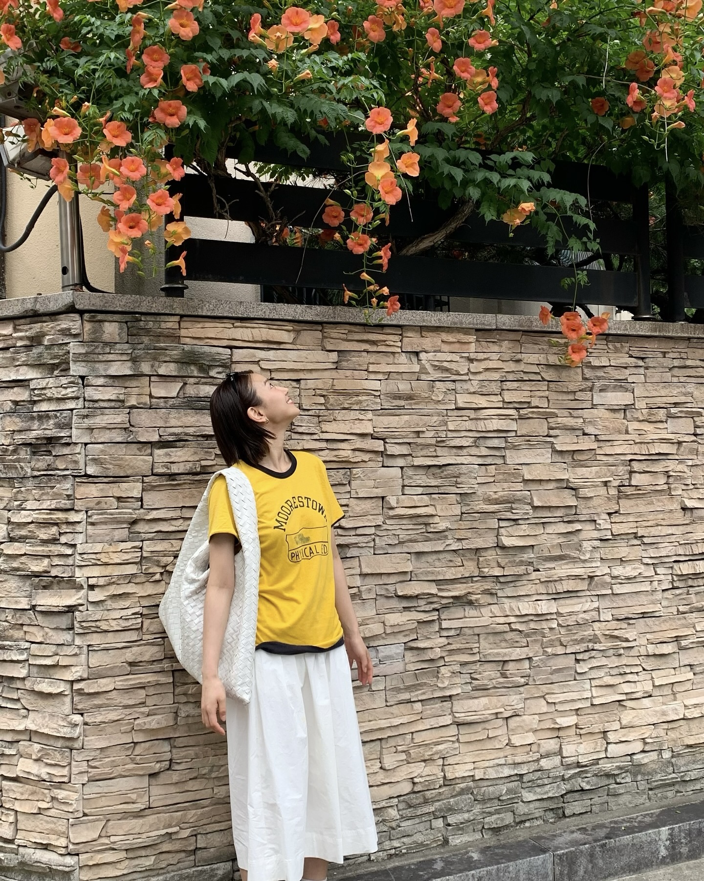 노트북이 들어간다고??
실용성 끝판왕 빅백, 왜 셀럽 애착백인지 알겠어요🤍🖤

셀럽픽 명품 빅백 3가지를 소개합니다.

1. 보테가베네타 라지 홉, 770만 원대
장희령이 든 이 가방은 브랜드의 시그니처인 인트레치아토 위빙 디테일이 돋보이는 화이트 쇼퍼백입니다. 스커트와 운동화에 컬러 톤을 맞춰 전체적인 룩의 밸런스를 잡아주는 동시에, 캐주얼한 스타일에 감각적인 포인트를 주었습니다.

2. 샤넬 맥시 클래식 플랩백, 1769만 원대
임수향의 상체만 한 빅백은 블랙 캐비어 가죽과 골드 체인이 어우러진 샤넬의 클래식 백으로, 이 아이템만으로도 하이엔드 무드를 끌어올려 줍니다. 톤온톤 그레이 컬러의 스트릿 웨어에 매치해 하이엔드 무드를 더해주었습니다.

3. 더 로우 아이다호 코튼 백, 220만 원대
차정원이 선택한 숄더백은 짧은 핸들이 달린 토트백으로, 넓은 옆면 덕분에 사이즈 대비 수납력이 뛰어난 가방입니다. 심플한 셔츠와 매치해 캐주얼한 스타일에 세련된 느낌을 더하며, 데일리 백으로 활용하기 제격입니다. 이미지3