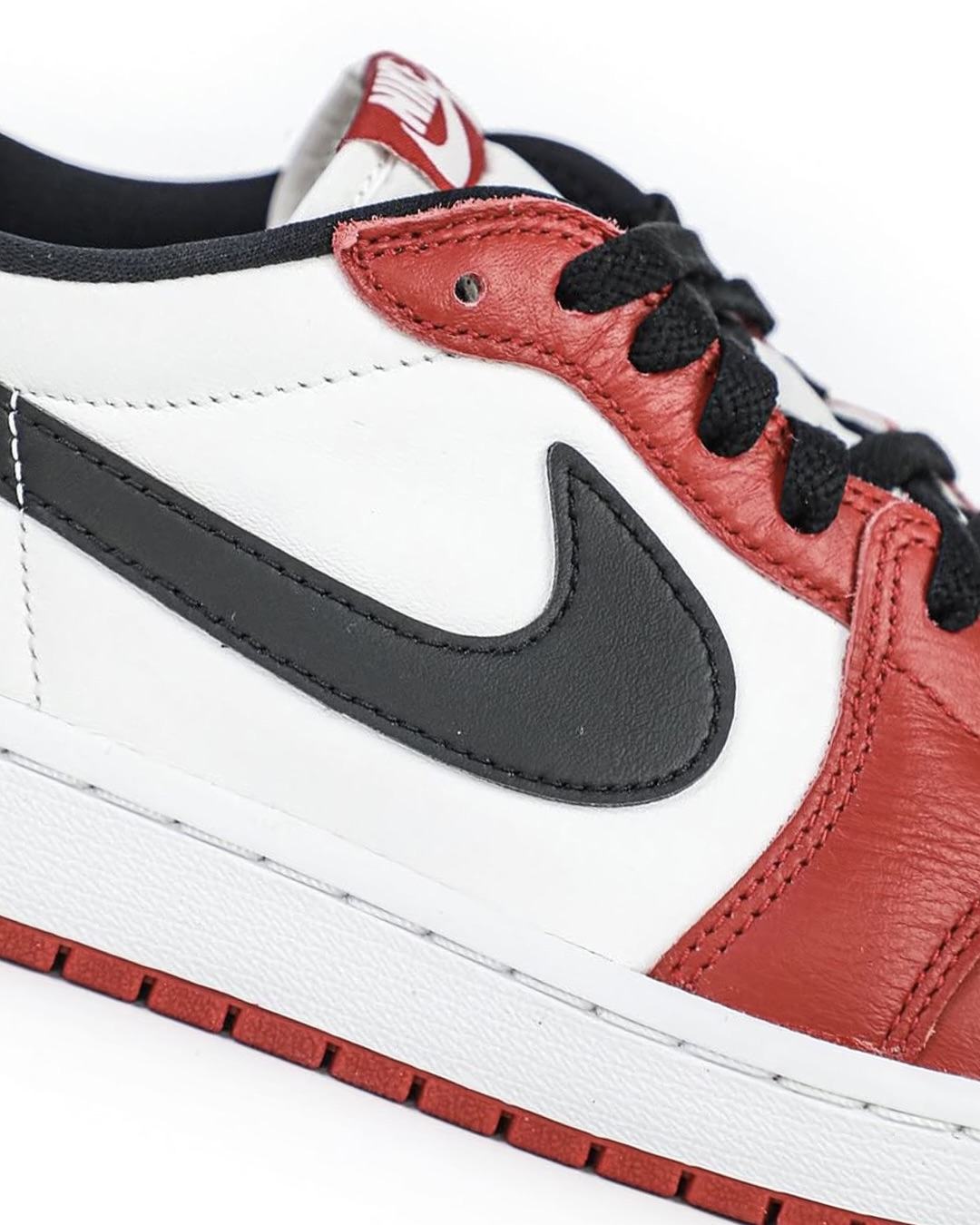 조던 팬이라면 놓쳐선 안 되는 뉴스
‘조던 1 로우 OG 시카고’ 전설적인 스니커즈의 귀환을 알리다🔥
‘에어 조던 1 로우 OG’가 시카고 컬러로 돌아온다는 소식이 전해졌습니다.
시카고 컬러웨이는 마이클 조던의 팀인 시카고 불스를 상징하는 레드, 화이트, 블랙으로 구성 되어있습니다. NBA 데뷔 시즌 당시 그가 신었던 ‘에어 조던 1 하이 시카고’는 출시 직후 큰 반향을 일으키면서 스니커즈 문화의 아이콘이 되었습니다.
이번 ‘조던 1 로우 OG 시카고’ 모델은 1985년 조던이 신었던 하이컷 모델은 아니지만, 시카고 컬러웨이가 지닌 상징성과 OG만의 디테일, 그리고 2016년 출시 후 9년 만의 재출시라는 점에서 주목을 받고 있습니다.
마이클 조던의 전설적인 첫 시그니처 스니커즈를 오리지널 실루엣 그대로 재현하며, 많은 조던 팬들의 가슴을 다시 한번 설레게 만드는 이번 모델은 11월 15일 출시 예정입니다. 이미지5