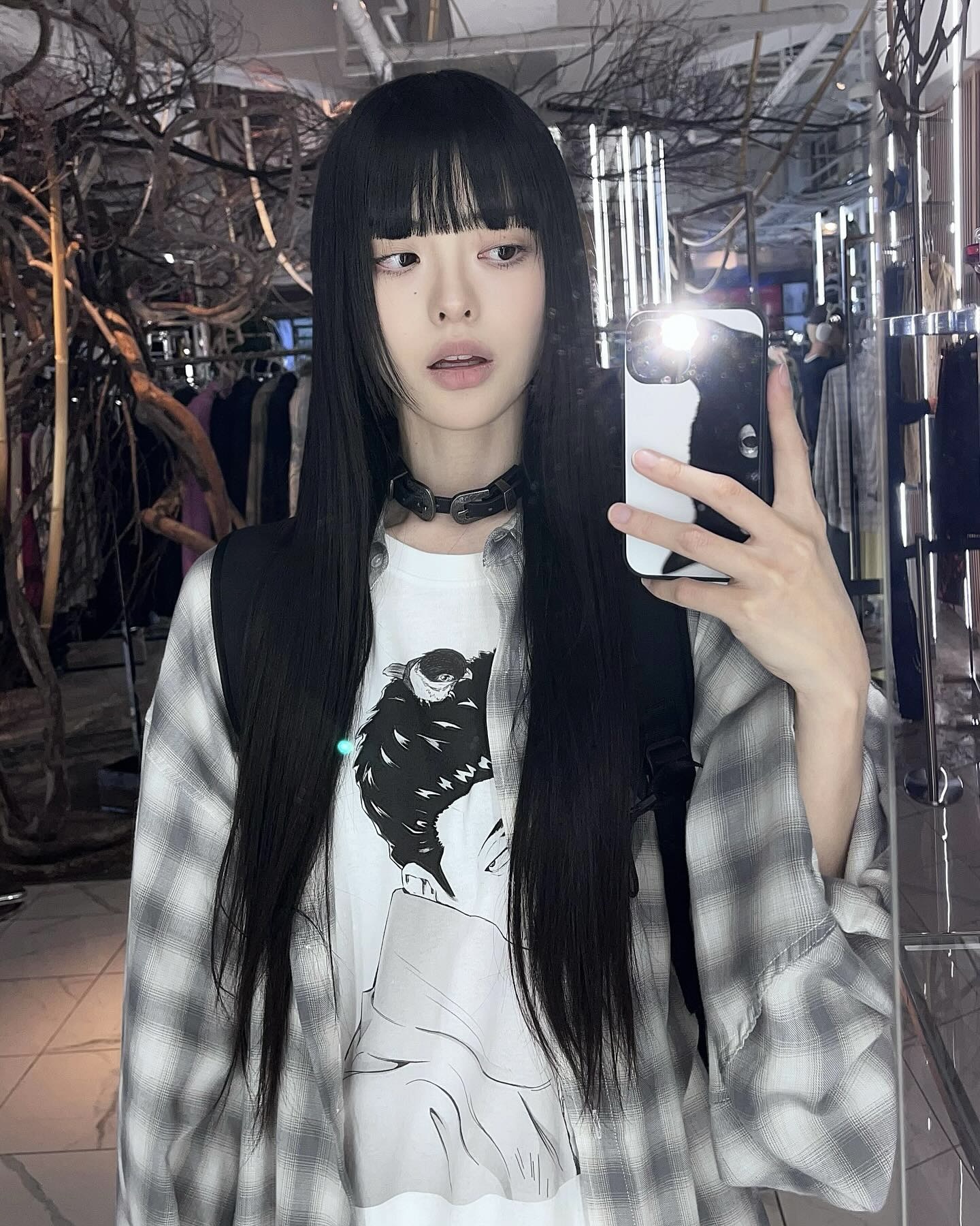 여름철 셔츠 활용도 100%💁🏻‍♀️
더운 날씨엔 탈의보다 레이어드가 정답, 셀럽 공식 참고하세요☑️ 이미지4
